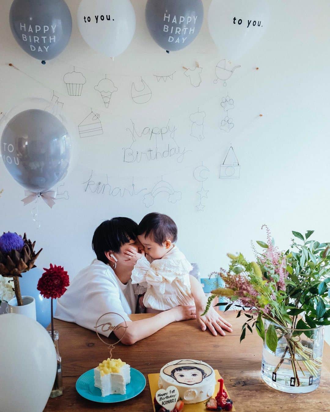 松本亜希のインスタグラム：「2020年7月2日🎂 娘ちゃん1歳になりました❣️ . 横隔膜ヘルニアという珍しい病気で、その中でも特に珍しい右側の横隔膜ヘルニアという病気をもって生まれました  生存確率50%の難しい手術も乗り越え再発も無く、風邪も引かずすくすくと成長し無事に1歳を迎える事ができました☺️  当たり前だと思っていた成長が当たり前ではなく、全てのステップが奇跡なんだといつも感謝しています🙏✨  きなちゃん、ママとパパのこどもに生まれてくれてありがとう ママをママにしてくれてありがとう  これからもよろしくね💓 愛してるよ😊❤️  . #1歳バースデー#birthdaygirl #横隔膜ヘルニア#babygirl#女の子ママ」