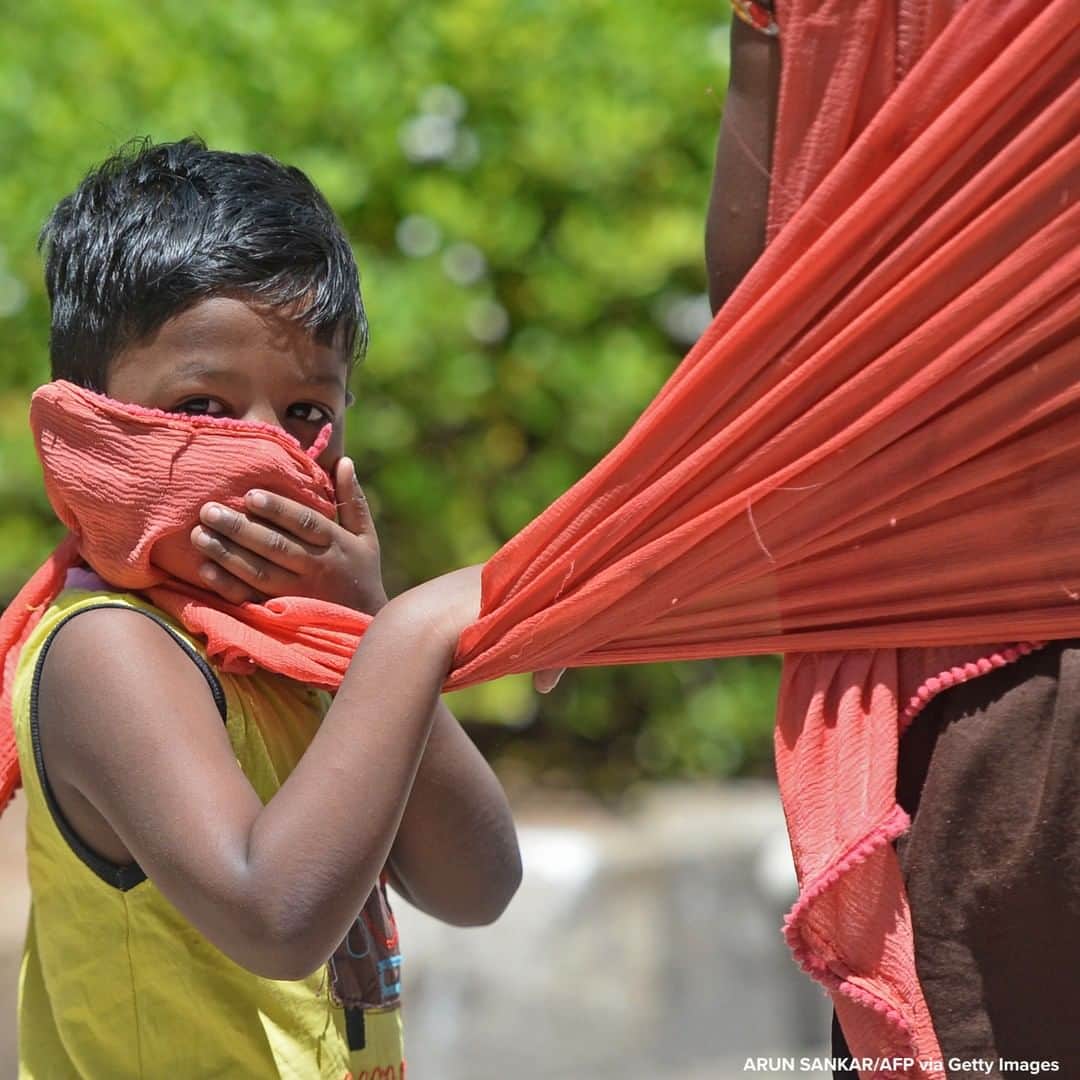 ABC Newsさんのインスタグラム写真 - (ABC NewsInstagram)「Boy covers his face with the scarf of his mother after the Indian government eased a nationwide coronavirus lockdown. #coronavirus #india」7月10日 20時09分 - abcnews