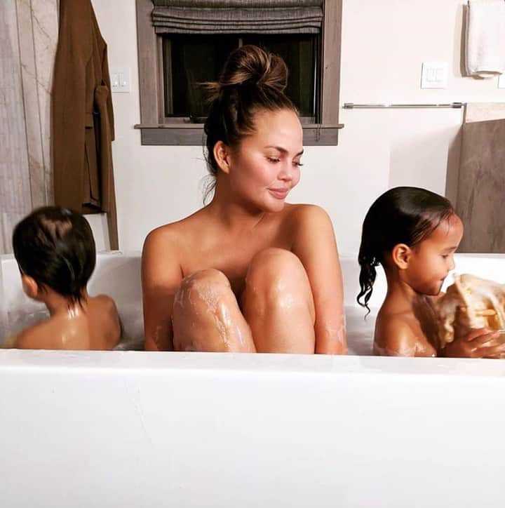 Vogueさんのインスタグラム写真 - (VogueInstagram)「@chrissyteigen is here to give the people what they want: her cultivated, and clearly effective, skincare regimen. Tap the link in our bio for a step-by-step list of her favorite products.」7月11日 1時45分 - voguemagazine