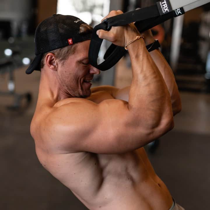 スティーブ・クックのインスタグラム：「The hardest bodyweight exercise for each body part! How many reps can you do for each? What do you think should be added to this list?  Today’s workout- 3 sets of each as many reps as possible.  1️⃣ CHEST- Slider push-ups. 2️⃣ SHOULDERS- Handstands push-ups 3️⃣ Back - 1 1/4 reps pulls ups 4️⃣ Triceps - elevated skull crushers 5️⃣ Biceps - Trx (or bar) curls  6️⃣ Quads - Pistol Squat  7️⃣ Hamstrings - Nordic drops」