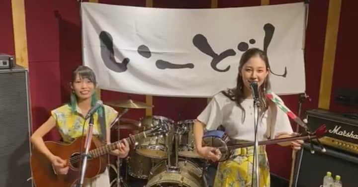 なみなみのインスタグラム：「♪ 7/7の配信Live沢山の方々が見にきてくれました！ 本当ありがとうございます🥰 . 終始盛り上がってすごく楽しかったです！ . ストリーミングが曲の21:30まで見れますのでまだ見てない方は是非私のプロフィールのリンクから見てください☺️❤️ . 『いーどぅしかーなーバースデー&七タライブ2020』 Liveセトリ 1,いーどぅしさーさー 2,Halaheruheri Ho!! 3,0kinawan bule 4,father's day(新曲) 5,未来へ 6,古典曲 7,便座(新曲) 8,真夜中のウチナーチューン!!(新曲) 9,エンディングサーサー . #いーどぅし」
