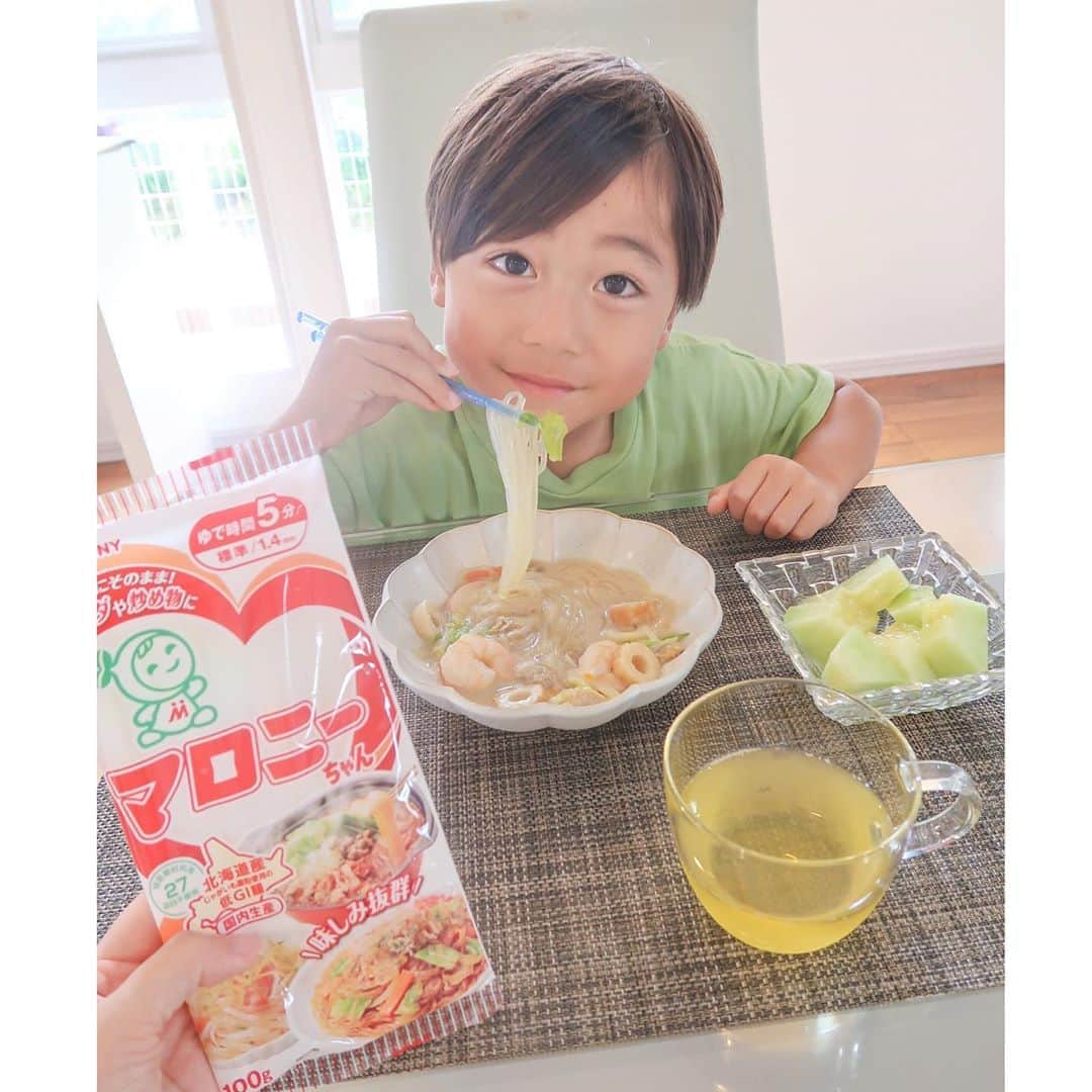 かなのインスタグラム：「．﻿﻿﻿ 具沢山スープが好きな子供たち🥬﻿﻿﻿ いつも多めに作るんだけど翌日も残っちゃう🥺﻿﻿﻿ ．﻿﻿﻿ そんな時には…✨﻿﻿﻿ 【しみこめ、スープ。マロニーちゃんす！】﻿﻿﻿ ちゃんぽんスープの残りにマロニーちゃんを投入するだけで立派なメイン、ちゃんぽん麺風に大変身🍜﻿﻿﻿ 麺類好きの我が家ではこれが大ヒット💕﻿﻿﻿ ．﻿﻿﻿ 味しみが良く食感もプリプリです美味しい😍﻿﻿﻿ 別鍋で茹でる必要もないから洗い物も増えなくて楽ちんだよ✨﻿﻿﻿ 実は冬のお鍋以外にもオールシーズン便利に使えるマロニーちゃん🤍﻿﻿﻿ ．﻿﻿﻿ 残りもののカレーやスープに投入するだけで美味しい一品になるマロニーちゃんす！を見つけてみてね🥰﻿﻿﻿ ．﻿﻿﻿ ．﻿﻿﻿ ﻿﻿ #マロニーチャンス #マロニー #簡単レシピ #時短レシピ #マロニーちゃん @malonyofficial #マロニー_PR」