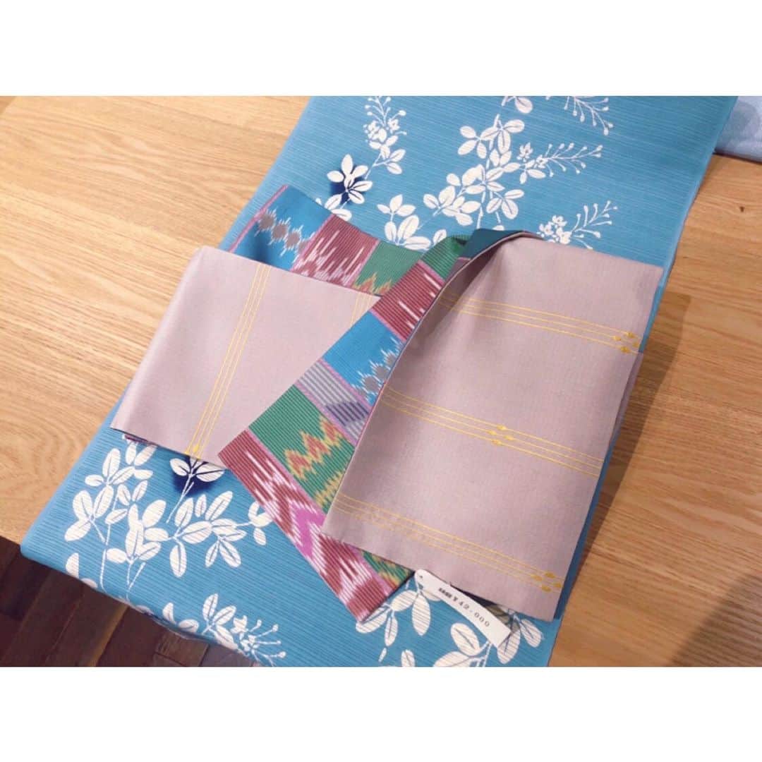 のインスタグラム：「🏮👘🎆 今年は軒並み花火大会や夏祭りがなくなり とても悲しいね😢🎀 ・ いい歳になったし、そろそろいい浴衣をと考えてて 岡山でも何件か回ってみたんだけど お気に入りが見つからず🥺 ・ ・ 先日、表参道にある東三季さんにお邪魔したところ オススメされた浴衣に一目惚れ🥰💖 ・ 半幅帯を合わせて購入しましたが 麻の生地の名古屋帯を合わせても また涼しげで大人っぽく着れるとのこと🙌🏻💗 ・ 和装は帯や帯締め、半衿など、、、 正直合わせるのが難しい💦💦 ・ なので色々と提案してくださり楽しかったです💖 ・ 出来上がりはお盆明けとの事なので とっても楽しみです😶❤️ ・ #東三季 #表参道 #浴衣 #帯 #半幅帯 #萩 #yukata #tokyo #omotesando」