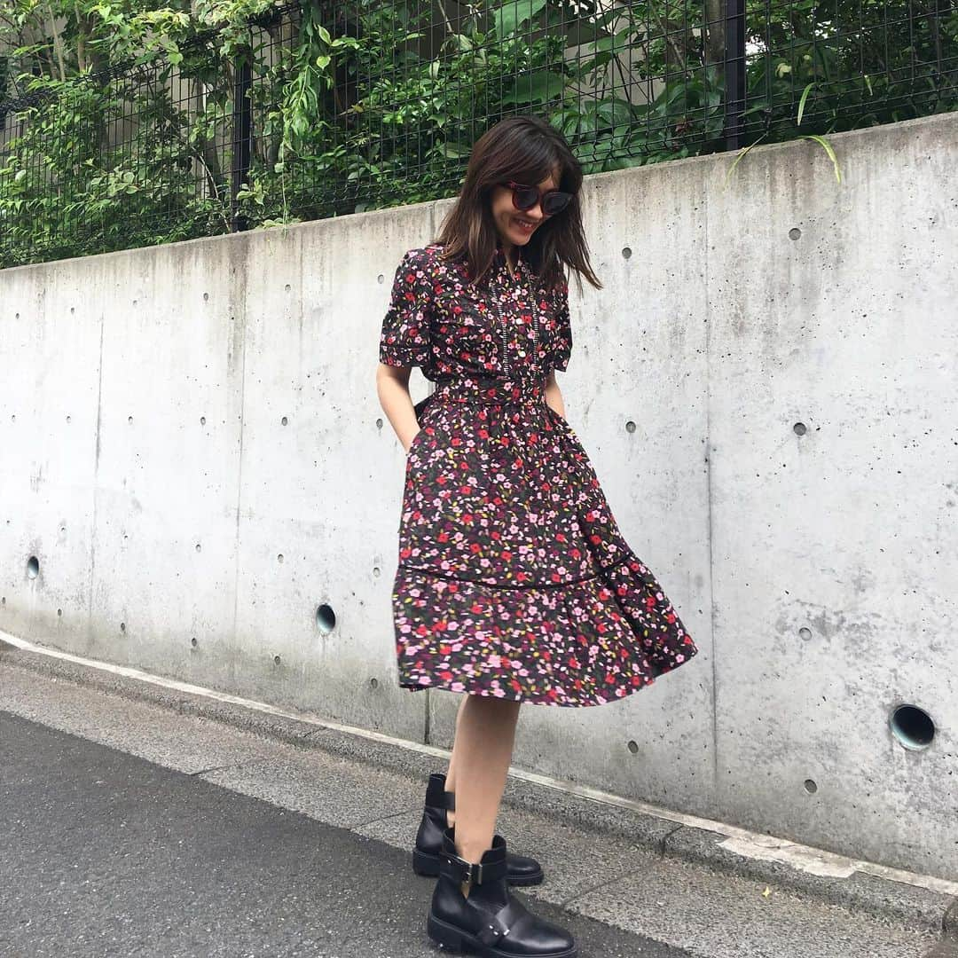 増山敬子さんのインスタグラム写真 - (増山敬子Instagram)「@katespadejapan  の ワンピース👗 私には今の気分では、少しガーリーなシルエットなんだけどシュートブーツをあわせて甘くなりすぎないように😎 ちなみにこのショートブーツは #メルカリ で娘に買ったんだけど、24.5でも小さく、 私がなぜか履いてる😂 今週は自宅に友人達がお洋服をみにきてくれて、色んな服を試着していつもの雰囲気と違うコーデが可愛かった💕 * 洋服はやっぱりテンションがあがるなっ😌 #katespade #ケイトスペード #zara#ザラジョ」7月10日 20時26分 - keikomasuyama