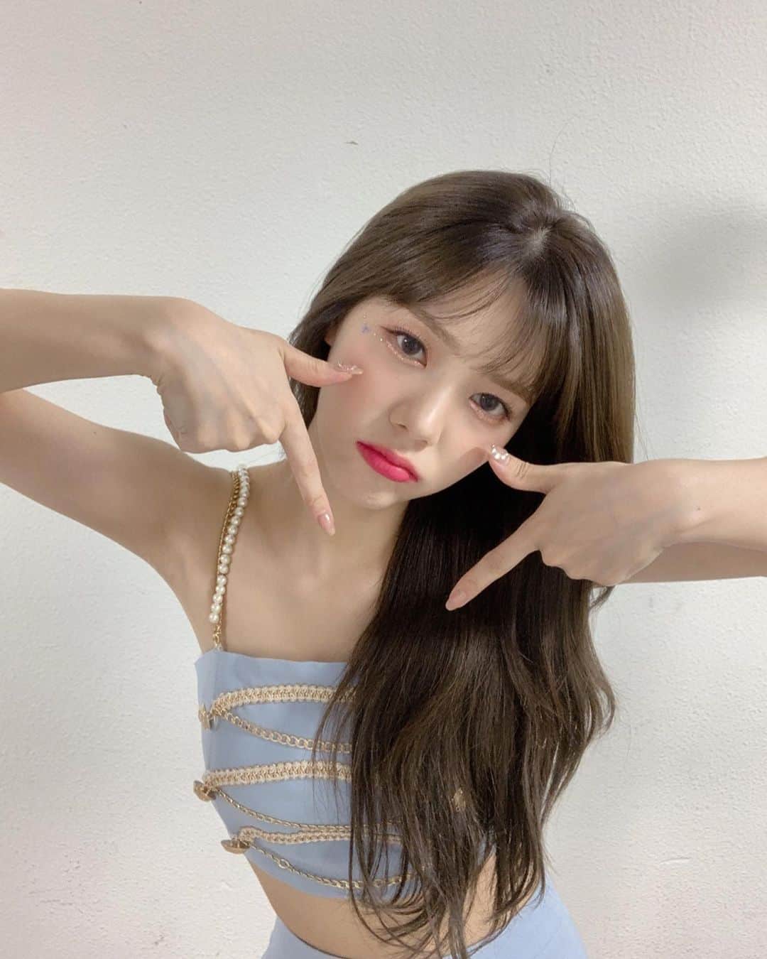 DIAのインスタグラム：「⠀ [ #은채 ] ⠀ 에이드!  벌써 감싸줄게요 의 활동 5주차라니.....  오늘은 너무 너무 아쉽지만 뮤직뱅크 막방이였어요🥺 뮤직뱅크 첫방에 정말 영광스럽게도 엔딩요정....!(?) 아니 엔딩을 시켜주셨는데 막방까지도 엔딩을 하게 되어서 너무 행복한 하루였어요 히히 아직 끝나지 않았으니까 마지막까지 함께 해주세요 ! 에이드 사랑해 좋아해 오늘도 💙 ⠀ #다이아 #DIA #EUNCHAE #Flower_4_Seasons #감싸줄게요 #Hug_U」