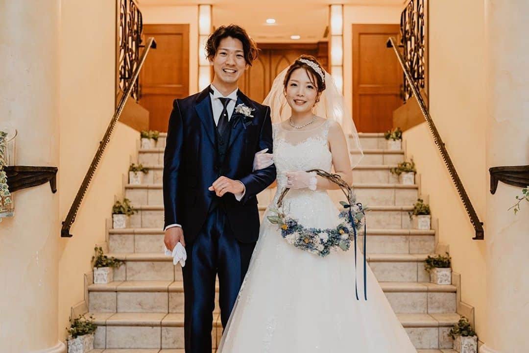 のインスタグラム：「.﻿ ﻿ ﻿ 挙式後のほっとした瞬間﻿ ﻿ ﻿ ﻿ ﻿ 南青山ル・アンジェ教会は﻿ 入り口の扉を開けてすぐ礼拝堂ではなく﻿ 1階にエントランス﻿ 1〜2階に中階段があります﻿ ﻿ ﻿ 挙式当日に雨が降っている...﻿ そんな時でも﻿ 写真撮影やフラワーシャワーが﻿ 行えるのは大きなポイント◎﻿ ﻿ ﻿ ﻿ ﻿ ✨挙式当日の様子を毎日連続投稿中✨﻿ アカウントはこちらから！﻿ →@chapelle_des_anges﻿ ﻿ ﻿ ﻿ #takamibridal#chapelledesanges #chapel#wedding#bridal#weddingdress ﻿ #タカミブライダル#ブライダル#ウェディング﻿ #ルアンジェ教会#チャペル﻿ #南青山ルアンジェ教会#結婚式﻿ #エトゥルスキ#レストラン#表参道﻿ #エントランス#礼拝堂#ウェディングドレス﻿」