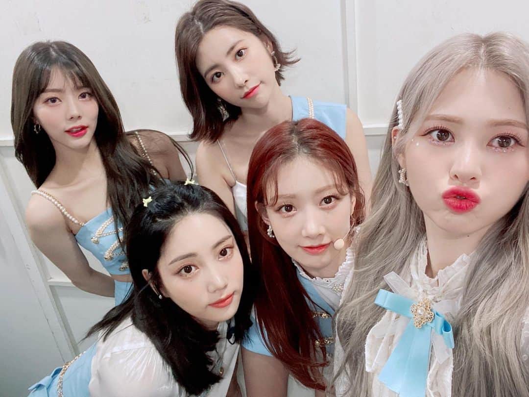 DIAのインスタグラム：「⠀ 200710 뮤직뱅크 감싸줄게요♥ ⠀ #다이아 #DIA #Flower_4_Seasons #감싸줄게요 #Hug_U」