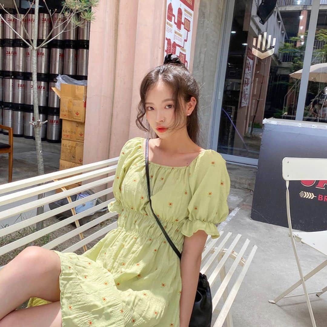 Chuuさんのインスタグラム写真 - (ChuuInstagram)「💚CHUU💚 . 여름에는 원피스 하나로 코디 끝✨ 포인트 되는 패턴 원피스부터 베이직한 디자인의 원피스까지!!! 💋❣️❣️」7月10日 20時38分 - chuu_official