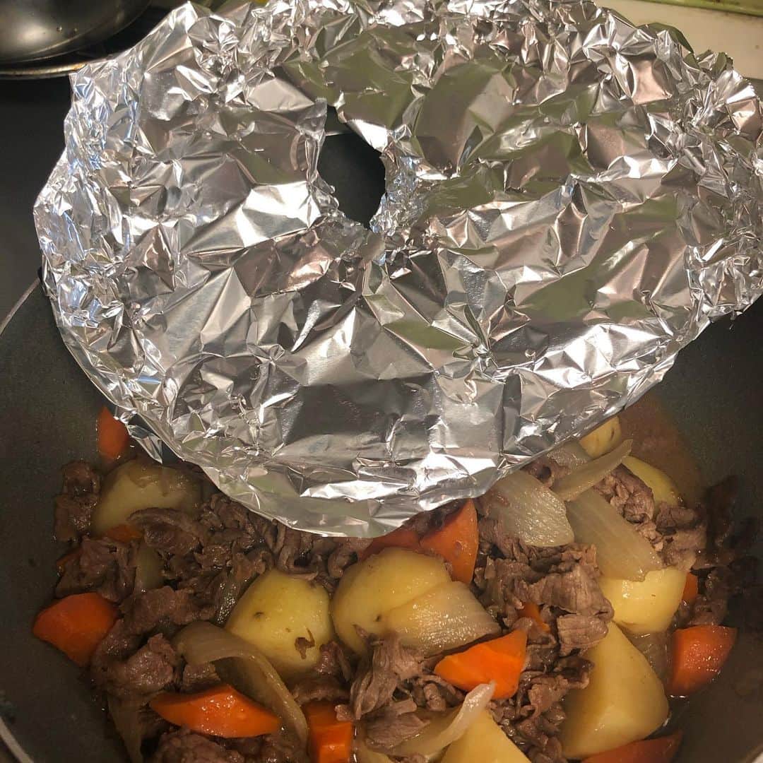 のインスタグラム：「今日は肉じゃが、おとしぶたの真ん中開けるの下手〜」