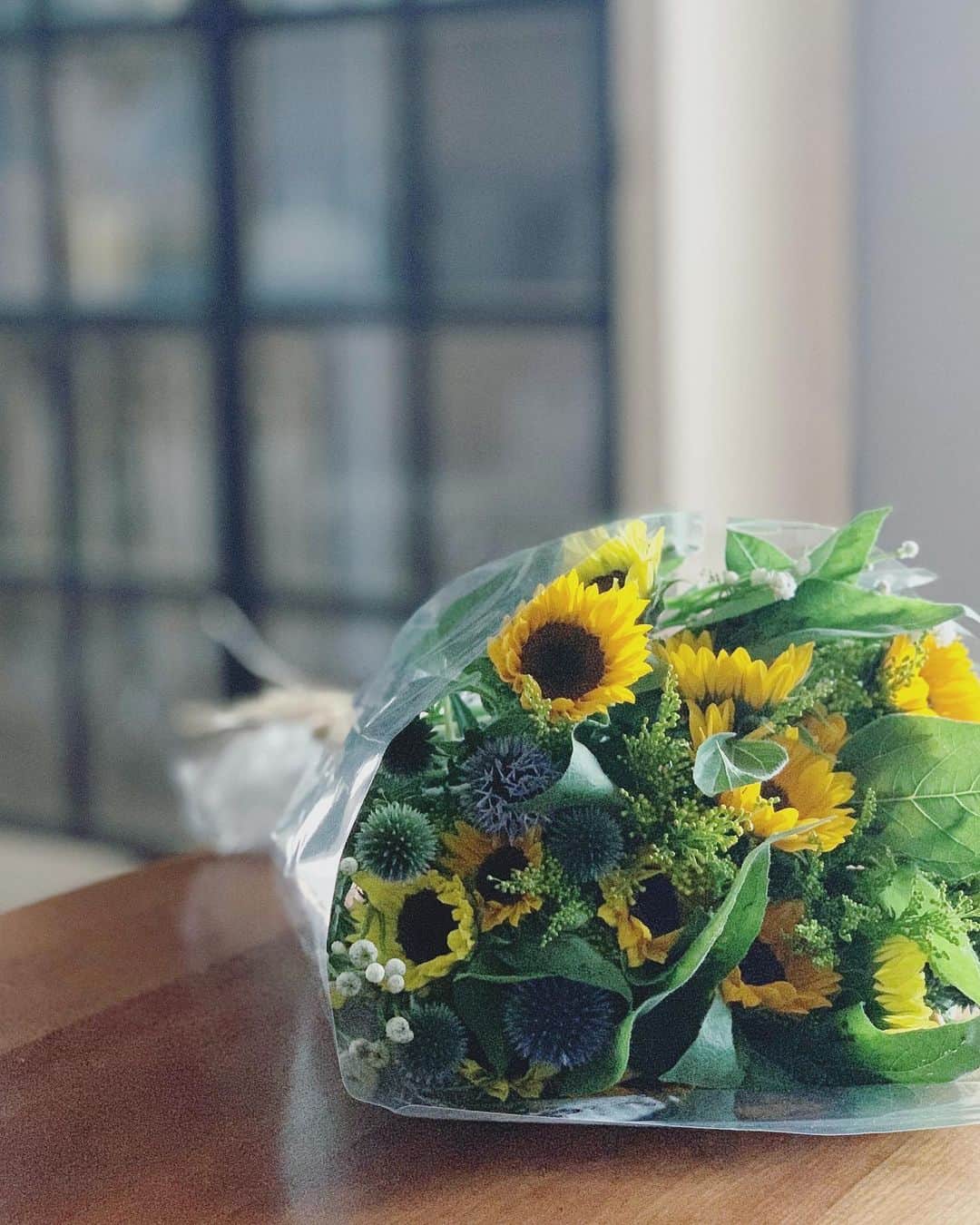 のインスタグラム：「仕事を終えた後、八ヶ岳の親友 @asakomiyashita から届いた#夏の花束 ✨✨ ・ 気まぐれで送らせてね、と🤣🙏🙏 ・ 疲れが一気に吹き飛ぶほど、元気いっぱいで眩しい🌞✨ ・ 梅雨の湿気もスーッと逃げていきました🦋 ・ ・ ありがとう💛🧡 ・ ・ #自然の花 #自然の花束 #frowersforlena #阿沙子ありがとう🙏✨✨#粮理家 #ウェルネスフードスタイリスト #松見早枝子 #naturallygrownflowers #wellnessfoodstylist #saekomatsumi」