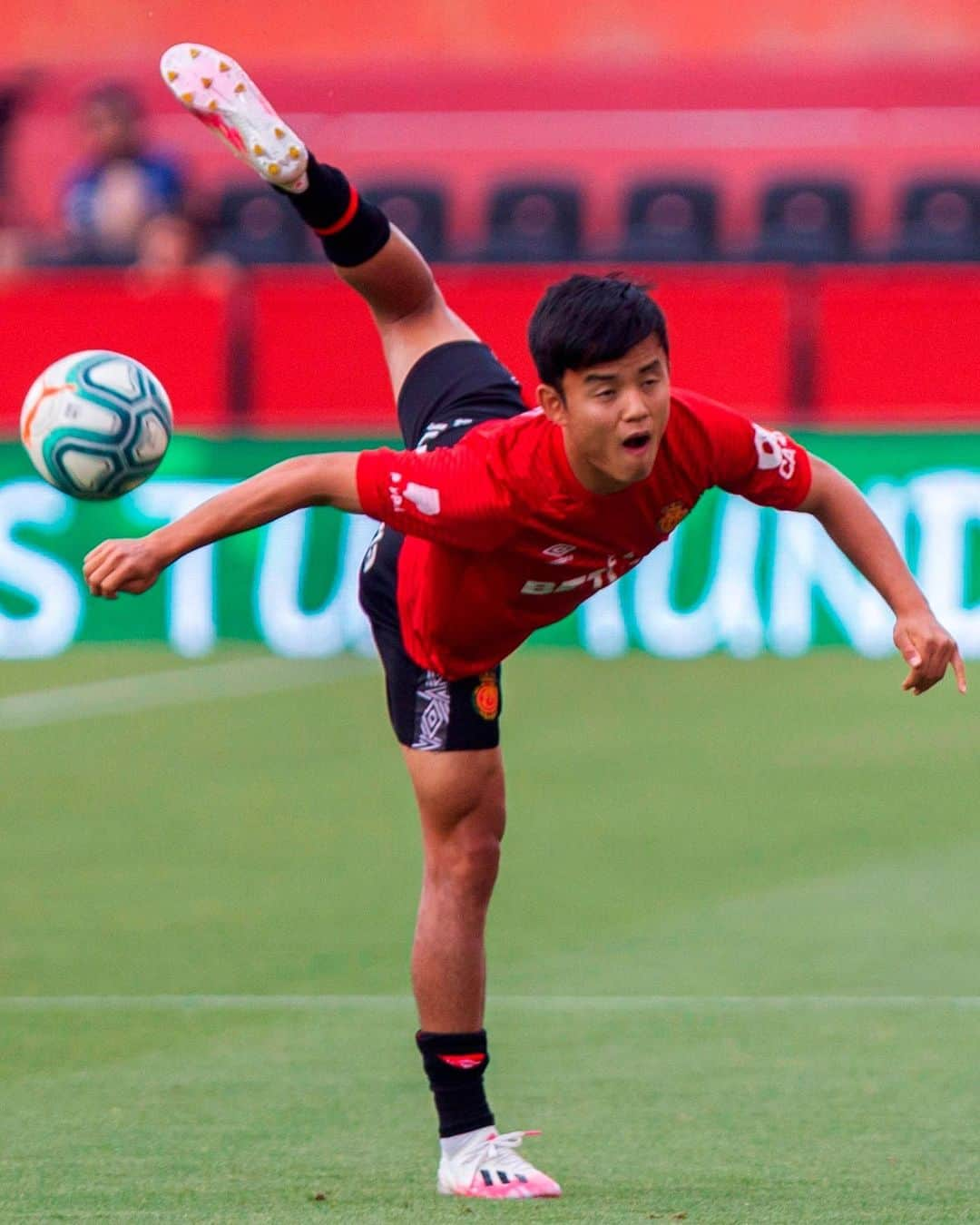 LFPさんのインスタグラム写真 - (LFPInstagram)「🕺🏻 KUBO DANCES 🕺🏻 • 🕺🏻 ¡El BAILE de KUBO! 🕺🏻 • #Kubo #RCDMallorca #LaLigaSantander #LaLiga」7月10日 20時32分 - laliga