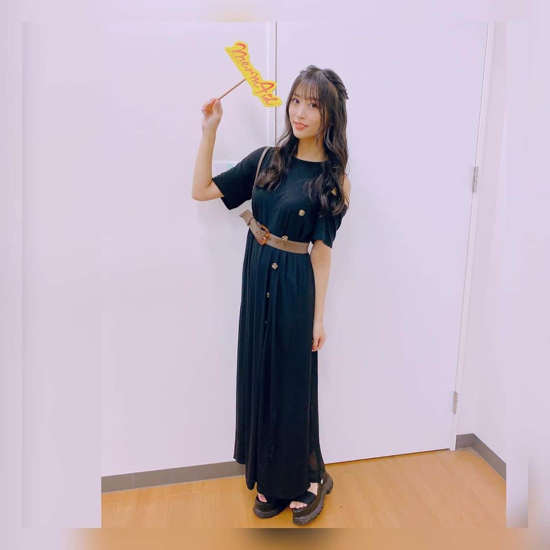 根岸愛のインスタグラム：「👗👚👗 前に配信で着た ワンピース👗💕 肌触りよい。 片方肩が出るのと ベルトでウエストキュってなるから　可愛い(*´ω｀*) 服👗靴👠共にMURUA✨ #fashion #onepiece #sandals #murua #ねぎしふく #ねぎ私服」