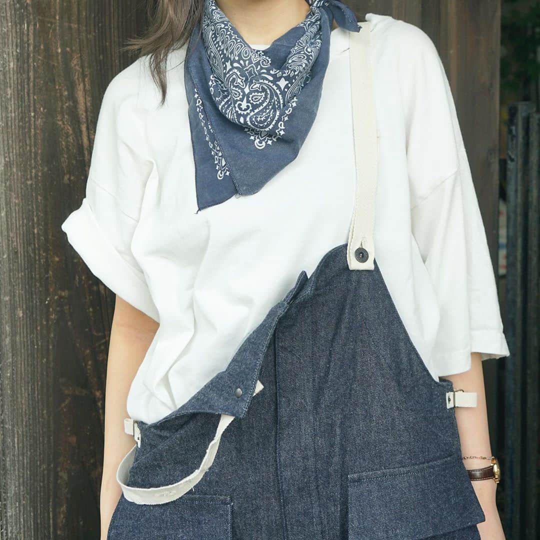 KUROのインスタグラム：「建築的要素を落とし込んだシンプル且つ品のあるDENIM OVERALL。  前身頃に配したマチ付きのフラップポケットは立体的に。 裾まで続くピンタックは視覚的にオーバーオール特有の無骨さを和らげ、元来のワークウェアの模倣ではなくディティールを削ぎ落とした都会的な着こなしの出来るアイテムに。  ーDenim Overall /indigo ー  Size…0 Model... @tk_rin （170cm） Photo... @tsukeyakiba_  ------------------------------------------  KURO×Unfowld　ー現代の日常着の再定義ー  「本物を着る。文化を着る。」をコンセプトに, パリファッションウィークにて毎シーズンコレクションを発表している  With the concept of "wearing genuine clothes. Wearing culture." Presenting each season's collection at Paris Fashion Week @kurodenim   デニムを中心としたベーシックなプロダクトを、 学生クリエイティブチーム @Unfowld が提案します。 The Student Creative Team Unfowld proposes basic products focusing on denim.」
