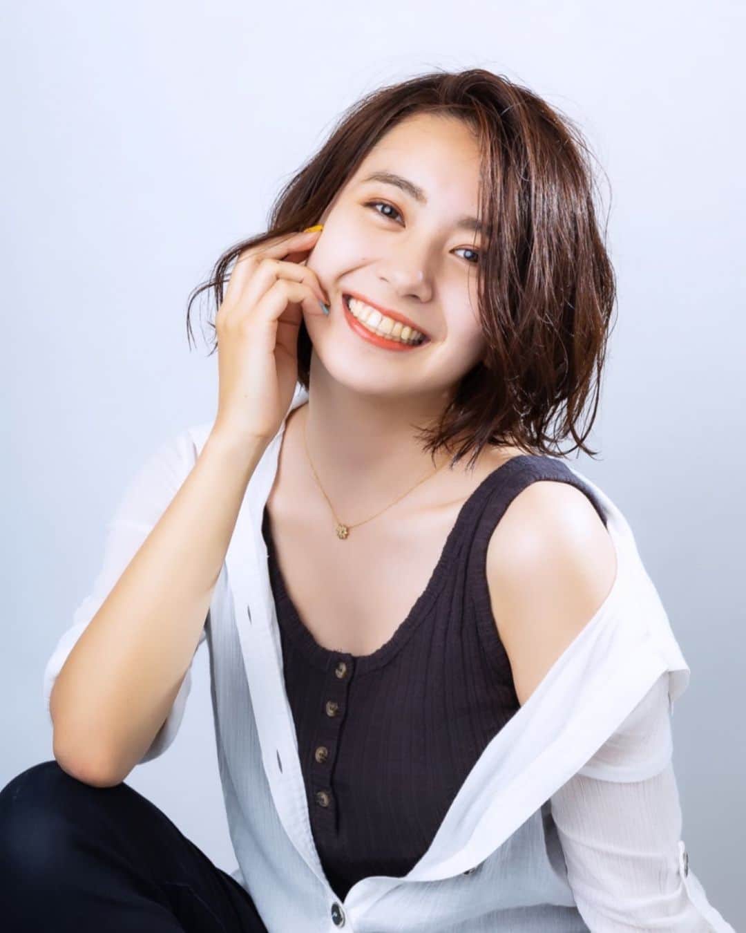 ゆりあんぬのインスタグラム：「. @goto.hair_works さんでの #カットモデル撮影   #カラー　と　#ヘアーカット　をしてもらいました🥰  初の#オイルカラーに挑戦✨ 染めた後も髪がサラッサラで感動🥺  髪質をしっかり見てくれて 髪質が異なる場所で染めるタイミングを考えてくれたり、落ちた後も色の出方が綺麗になるようにめっちゃヒアリングしてくれます！  ほんまに空間もオーナーさんもアットホームでほっこりした撮影でした☺️  #美学生✂︎  #女子大生モデル  #campusaward2021  #キャンアワ2021 #カットモデル大阪   楠葉駅」