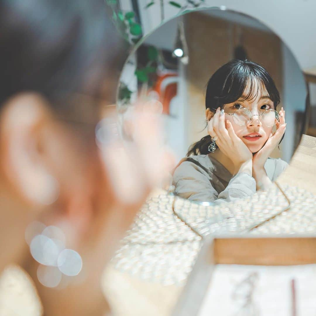 KATOCHIAYAのインスタグラム：「. 遊び心満載の眼鏡屋さんでした✨ こんなにおしゃれな眼鏡屋さん見たことない！👀 これを機に #メガネ女子 になろうかな 似合ってるかいね〜？☺️😴 . . . . . . . . . . #幸せな瞬間をもっと世界に #何処までも淡く儚く #関西写真部share #関西写真部 #関西カメラ部 #デジタルでフィルムを表現したい #何気ない瞬間を残したい #日常をドラマチックに #その瞬間に物語を #あの日の心を映して #日常に魔法をかけて #誰かの記憶に残る写真 #スクリーンに恋して #jp_portrait部 #curbon写真部 #good_portraits_world #into_the_screen #jp_mood #photogenic_jp #good_portraits_japan #screen_archive #photogram_archive #season_girls_collection #ポートレートしま専科 #ポトレのセカイ #ありふれた日常を君と彩る #ノスタルジーな瞬間を #儚くて何処か愛おしい様な #写真好きな人と繋がりたい」