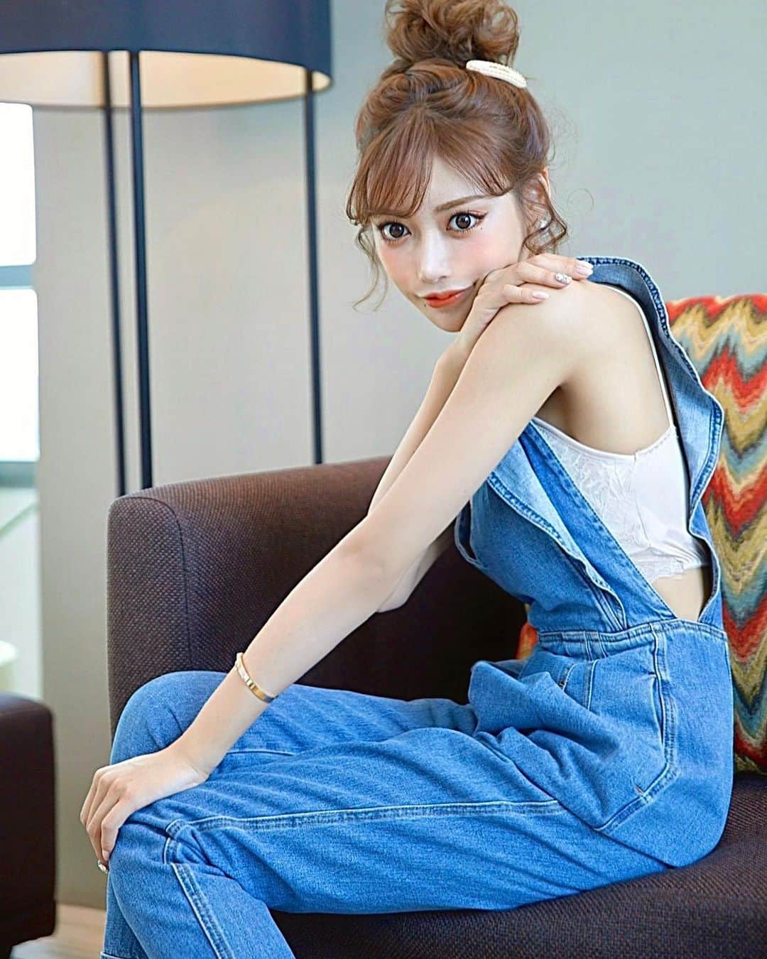 明日花キララのインスタグラム：「7/15発売のデニムジャンプスーツがとってもかわいーー🧵🥱🥱👖 どこのですか？ってたくさん質問頂いていたアイテムですがこちらはオリジナルで作ってました🛠❤︎ デニムのオールインワンとかってどうしても着膨れして見えるけど、サンプル手直し手直しでかなり細身で作ったのでスタイル良く見えます！！ 中にTシャツ着てもかわいでーす🍦🐩🤍 サイズはSM展開👒」