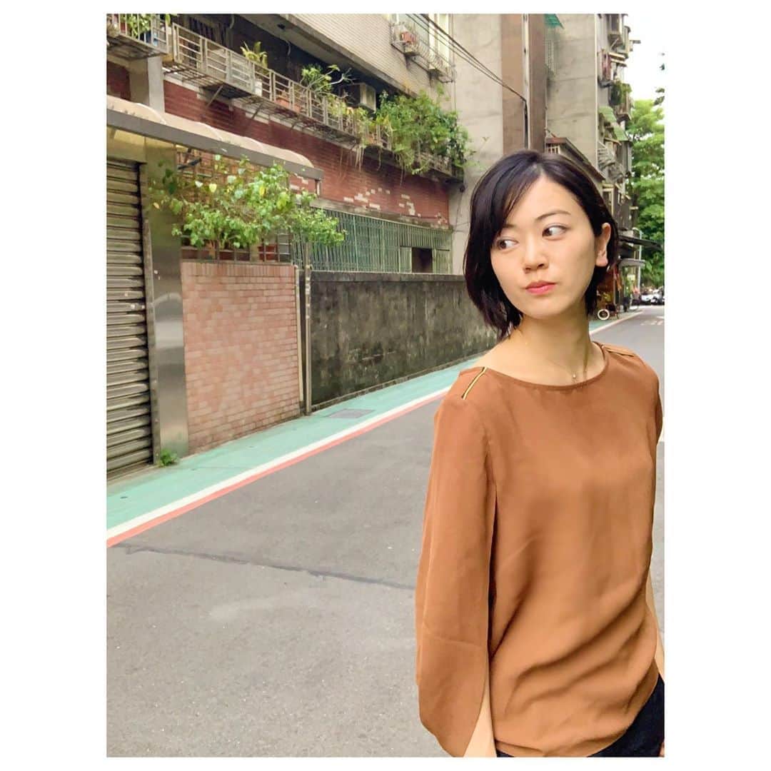 煌月爽矢のインスタグラム：「.﻿ .﻿ 最高に、なんてことないただの道なんだけど﻿ 絶対日本じゃない『背景』﻿ ﻿ ﻿ ﻿ ところで。﻿ 台湾の蚊の多さマジでビビります。﻿ ﻿ ﻿ 私の家6階なんだけどバンバン家の中入ってくる。﻿ 窓は開けた事ないから、一緒にエレベーター乗って入ってきてると思うとちょっとウケる🤏﻿ ﻿ ﻿ でもって、日本の蚊より執念深い。﻿ 歩いてても全然離れない。﻿ ある程度の速さで歩いててふっと足首見たらガッツリ吸われてた事が何度もある。﻿ ﻿ 蚊も台湾気質かよーーー﻿ ﻿ ﻿ ﻿ 台灣的蚊蟲很多…﻿ 我每天用防蚊液﻿ 可是它們不放棄XD﻿ ﻿ ﻿ #台湾﻿ #台湾生活」
