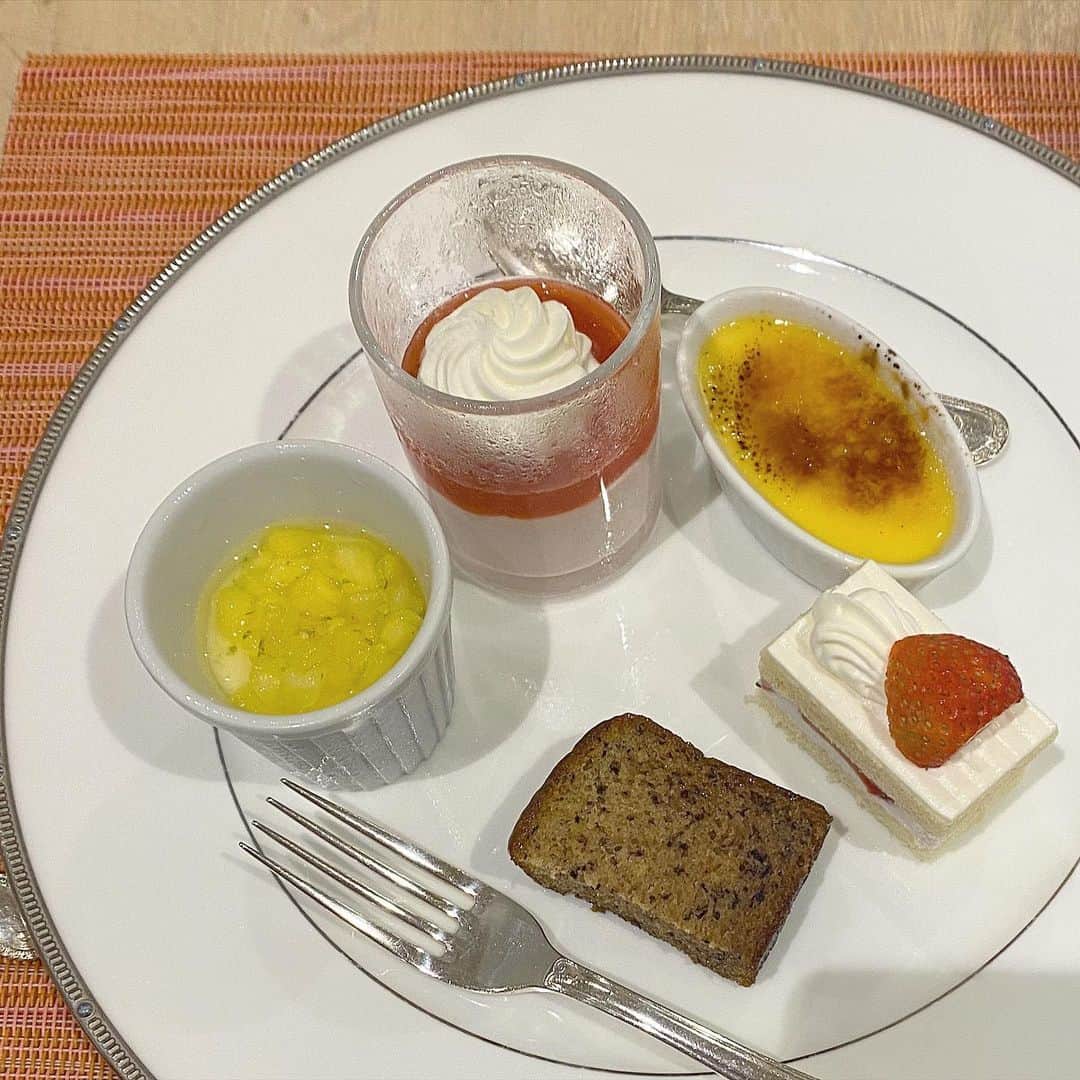 大石 沙南のインスタグラム：「かわいいデザート達 🤍 お腹いっぱいで死ぬかと思った🥰 ビュッフェも食べれるようになりたいなあ 🤤 . #lunch #Tokyo #ホテルニューオータニ」