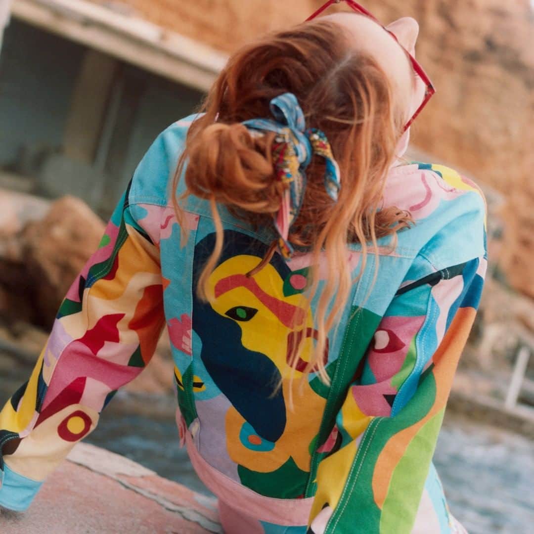 デシグアルのインスタグラム：「Relax, breath… We still have this amazing jacket in stock 🌈 #MirandaLovesDesigual」