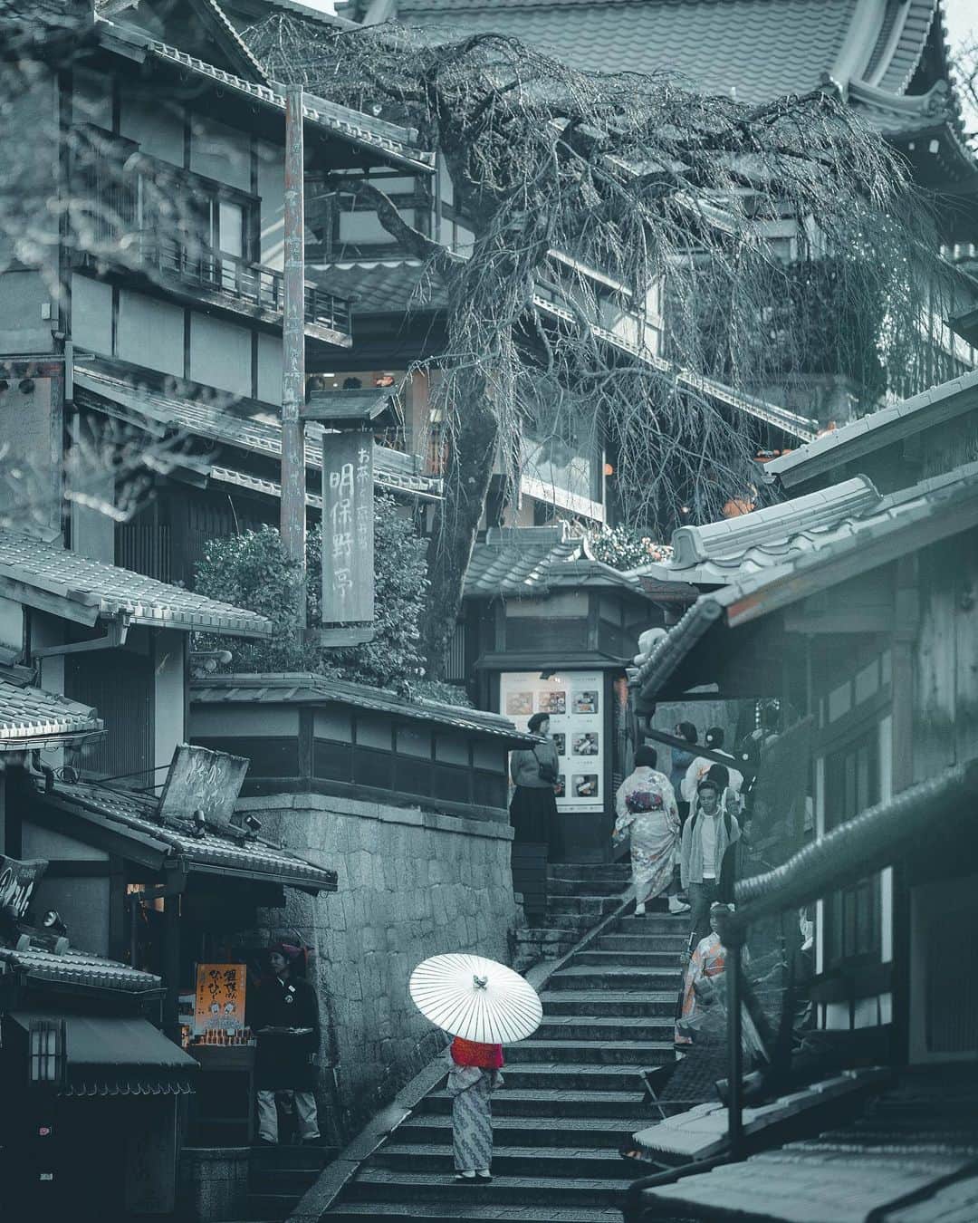 wacameraのインスタグラム：「Kyoto Please don't forget me... . . 京都の賑わいが少し恋しい。 . そんな中、娘が初めて親なしで友達と出かけました。昨晩メンバーを聞くと男子もいるとのこと。初めてのことに動揺しましたが、平静を装いスケジュールを根掘り葉掘り確認。どうやら近くのショッピングモールでランチをして買い物や遊ぶとのこと。そういや、昔私が出かけるときに母に詮索されてすごく嫌だったなぁなんて思いながら、なぜか今日昼間に私はショッピングモールにいました。 . . ただ、買い物がしたかっただけですから！！！😂」