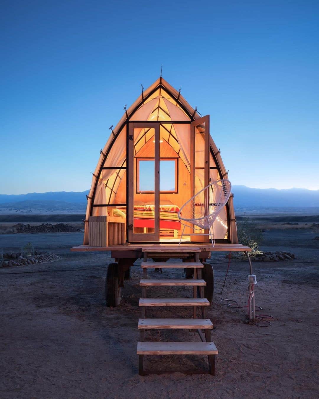 Airbnbさんのインスタグラム写真 - (AirbnbInstagram)「Whenever you’re ready to get away, there’s a hidden gem nearby for you to uncover. Superhost Melanie’s Pope Hut takes you out of your four walls and into the great expanse of the Cuyama Valley, where the night sky has more stars than you can count.  #GoNear 📷: @alexnyeart Link in bio for unique stays near you.」7月10日 20時45分 - airbnb