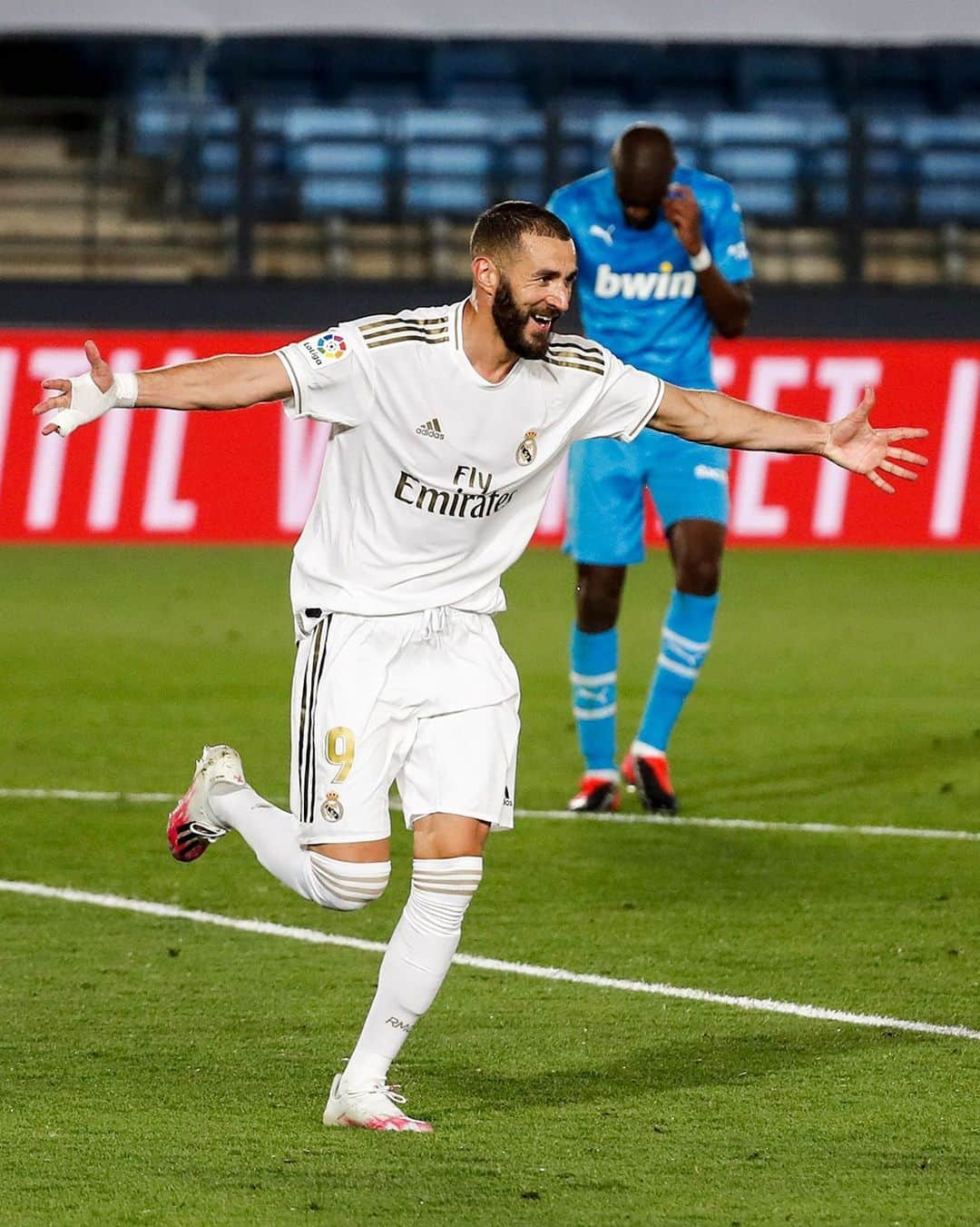 レアル・マドリードさんのインスタグラム写真 - (レアル・マドリードInstagram)「👏 Chapeau, @KarimBenzema! 🔝 KB9: @LaLiga’s Player of the Month for June! 👊 ¡Mejor jugador de LaLiga en el mes de junio! #RMLiga #HalaMadrid」7月10日 20時56分 - realmadrid