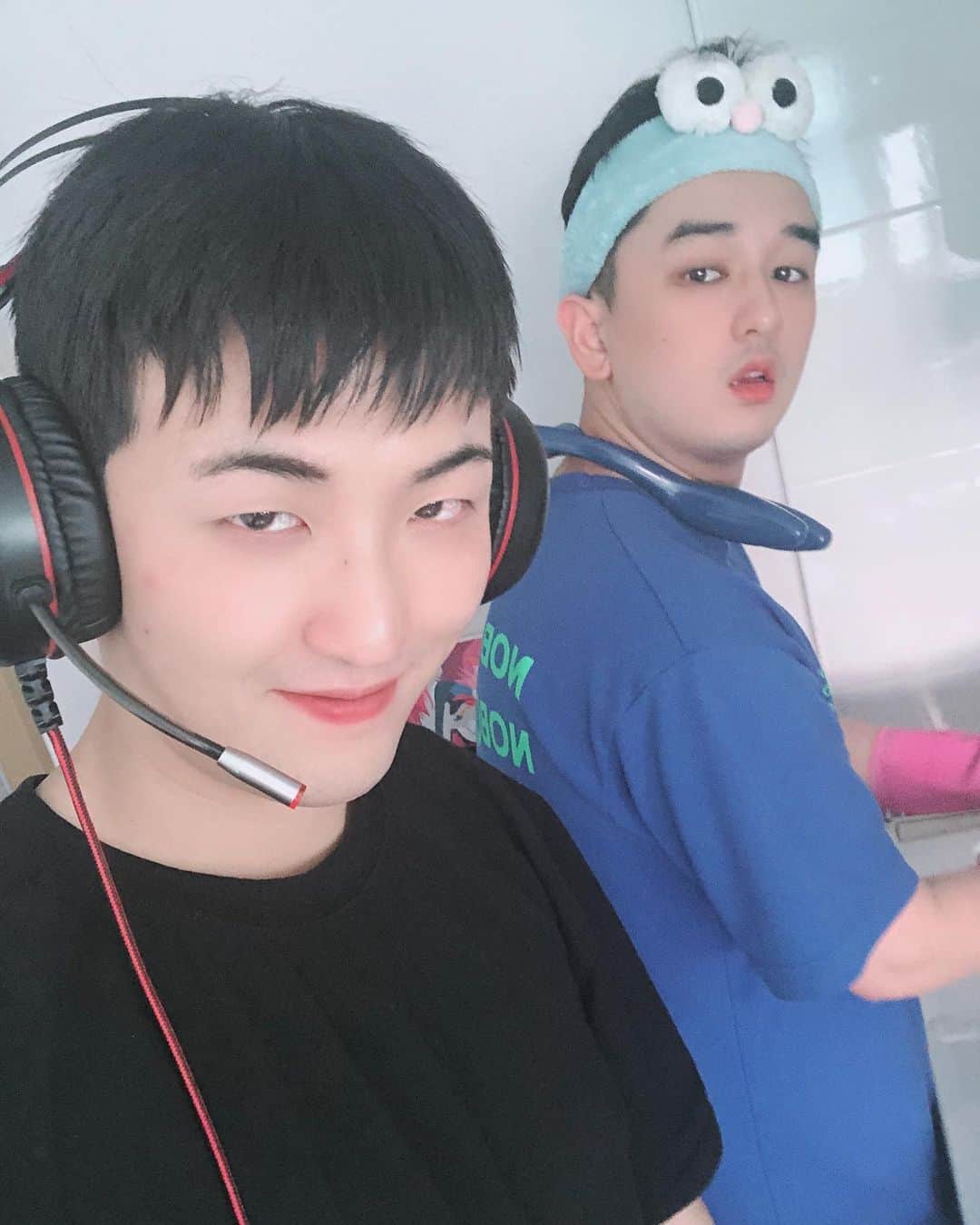 ヒョクジン のインスタグラム：「🙋🏻‍♂️🤦🏻‍♂️」