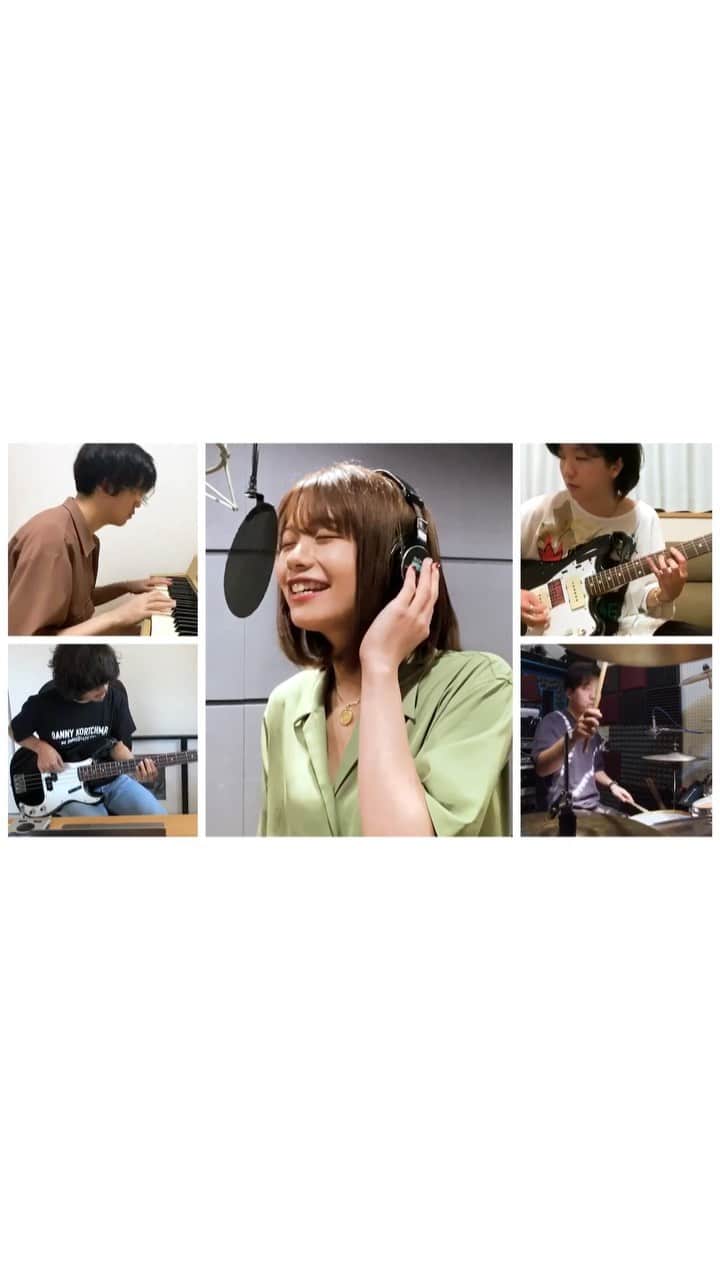 足立佳奈のインスタグラム：「楽しくて大好きな曲☺︎ バンドメンバーとはじめて作った曲で、 今回は一緒に春のツアーを回るはずだったメンバーとセッションしたよ！」