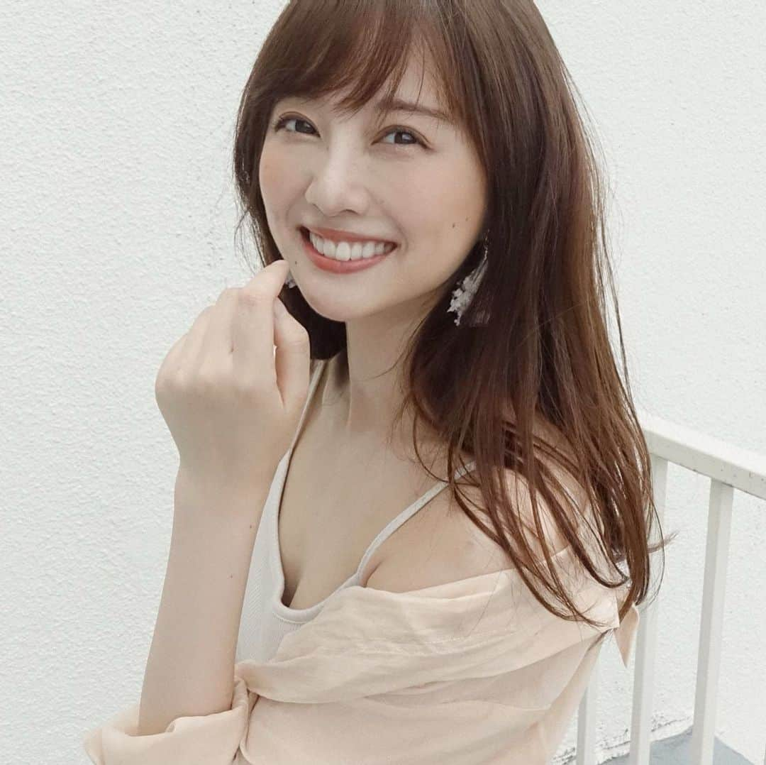 熊江琉唯さんのインスタグラム写真 - (熊江琉唯Instagram)「夏服のコーデYouTubeにあげてるのですが、同じ高身長女子さんからのコメントがとても嬉しい…☺️💓 ． あ、そうそう 最近痩せた？って聞かれるのですが、そんなことはなくて😂 ． でも顔は #ソニックフィット　という超音波を当ててもらってから、すごいシュッとしたの…！ ． 顔が小さくなって肌も綺麗になってきて✨効果テキメン！しかも痛くない👏 ． なのにハイフよりも低価格で、すごいオススメできるなと思ったからつい皆に紹介してしまった😂 ． また空いた時間にオススメの美容ケア紹介します〜💆‍♀️✨✨  #スキンケア #リリーオン #小顔 #リフトアップ #美容 #beauty #skincare #ハイフ」7月10日 20時57分 - ruikumae