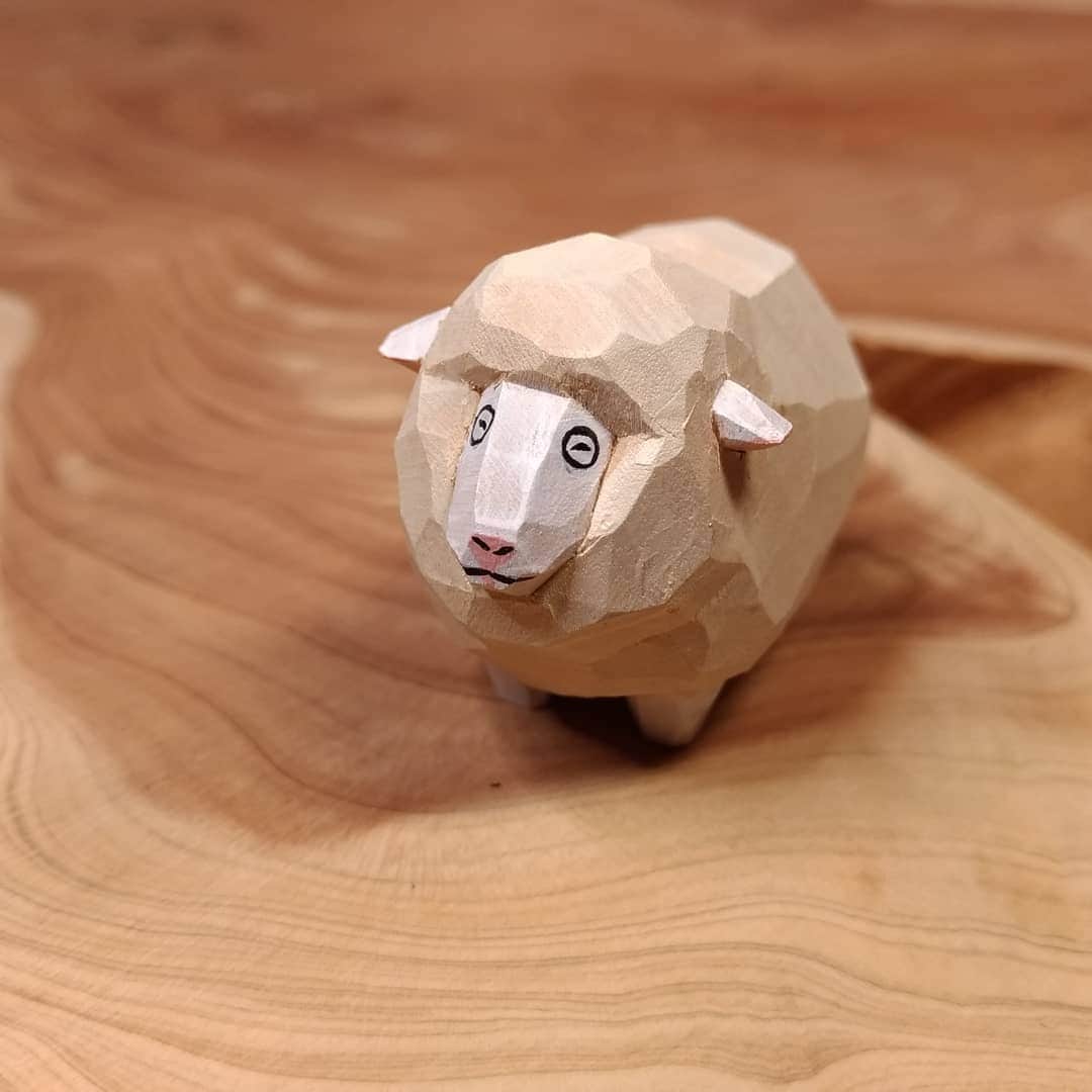Seiji Kawasakiさんのインスタグラム写真 - (Seiji KawasakiInstagram)「木彫りの羊さんつくりました。 #woodcarving #sheep」7月10日 20時55分 - seiji_kawasaki