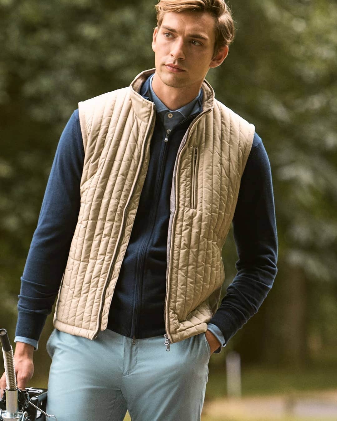 ハケットのインスタグラム：「Escaping the city never looked so good. Stock up on pieces that will work for weekend adventures as well as they do for your daily life – like this standout gilet. To shop this and more, head to the link in our bio. #STAYHackett」