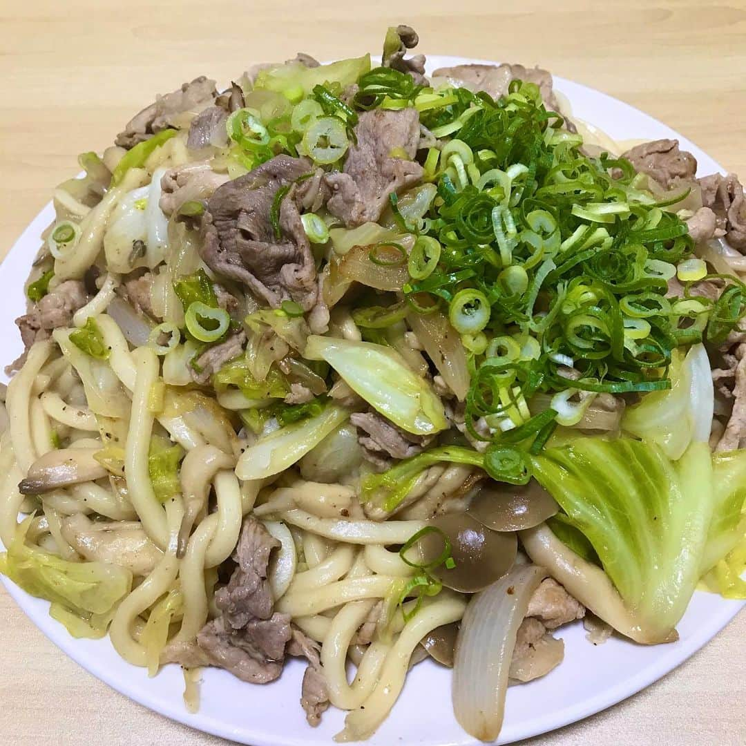 はつだのインスタグラム：「本日の晩ご飯は焼うどん #焼きうどん #はつだ #はっちゃんねる #はつ旦那飯 #人生で初めて作った #ほんだしって便利 #野菜がうまい #やっぱ焼きそばの方が作り慣れてる」