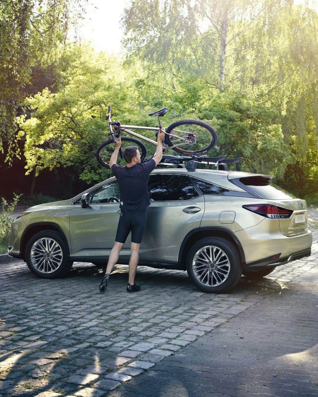Lexus UKさんのインスタグラム写真 - (Lexus UKInstagram)「Enjoy the great outdoors while keeping your Lexus in pristine condition this summer with 20% off our range of genuine accessories.  Click the link in our bio to find out more.  #CarAccessories #Design #CarDesign #Automotive #Lexus #Lexus #LexusRX #LuxuryTravel #CarsofInstagram #Staycation」7月10日 21時00分 - lexusuk