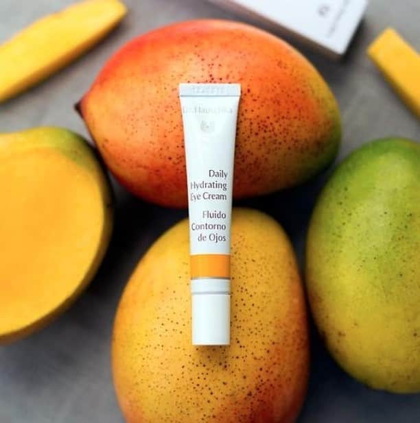 Dr. Hauschka Japan ドクターハウシュカのインスタグラム：「【今だからこそ、目元ケア】⁠ マンゴーバターが冷房やインナードライで、⁠ 乾燥した目元をべたつくことなくみずみずしく保湿します。⁠パイナップルエキスも入っているので、むくみのケアにも。⁠ . . メイクの前でもメイクの上からも使えるさらっとした⁠ テクスチャー。今の季節にもお勧めのアイクリームです。⁠ ⁠ みなさま、良い週末をお過ごしください。⁠ .⁠ .⁠ #ドクターハウシュカ#Drハウシュカ#オーガニックコスメ#敏感肌#敏感肌スキンケア#敏感肌でも安心#敏感肌でも使える#敏感肌用#敏感肌コスメ#オーガニック#オーガニックコスメ好きな人と繋がりたい#オーガニック好きな人と繋がりたい#オーガニック化粧品#オーガニックスキンケア#オーガニック女子#オーガニックライフ#ナチュラルコスメ#ナチュラルな暮らし#丁寧な暮らし#スキンケア難民#スキンケア大事#スキンケア#スキンケア好きさんと繋がりたい#サステナブル#サステナブルライフ#サステナビリティ#ドイツコスメ#アイクリーム#目元ケア#マンゴバター」