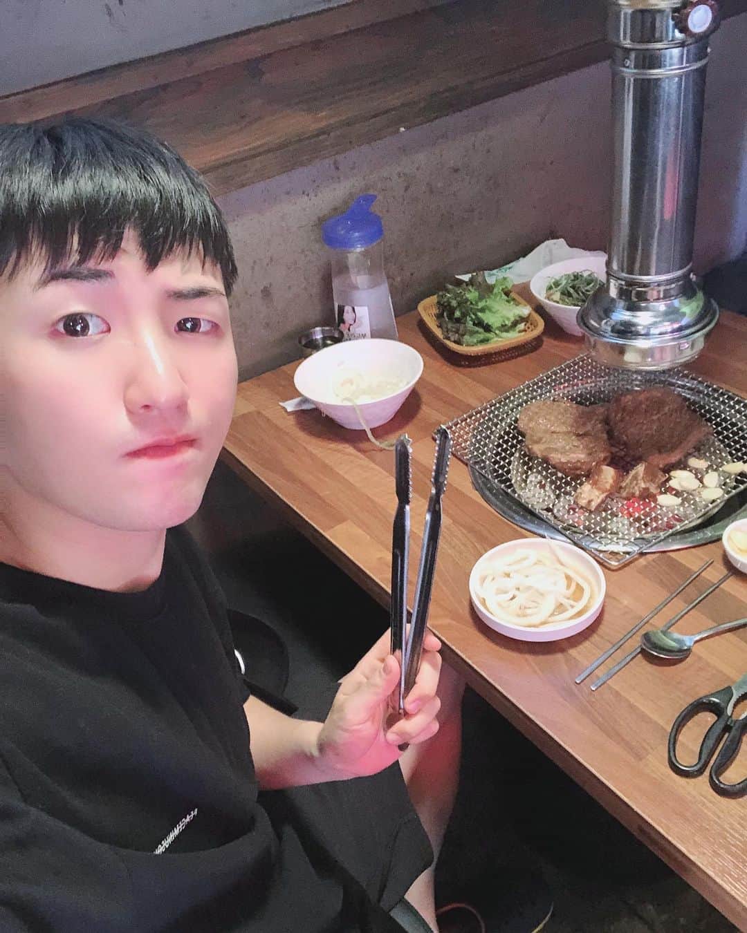 ヒョクジン のインスタグラム：「🍖 🥩🍴」