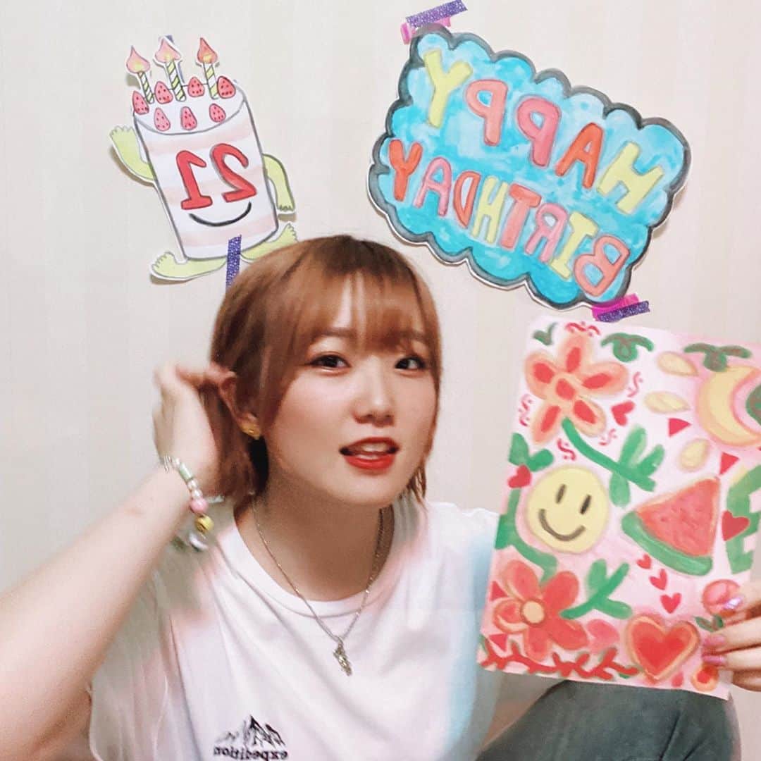 瀧澤彩夏のインスタグラム：「本日瀧澤は21歳になりました🧚🏻 まりんの可愛いサプライズとプレゼント最高です。 21歳の抱負は「行動せよ」でございます。 ざっくりですが色々な気持ちが込められております。 大人の階段を登っている瀧澤をどうかこれからも宜しくお願い致しますっ🔥 最強の1年にするぞおおお！  そして！21:10から @marin_kani  とインスタライブしますので是非♪」