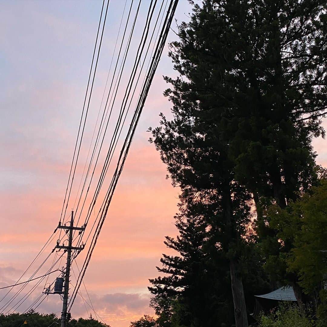 板谷由夏 さんのインスタグラム写真 - (板谷由夏 Instagram)「秩父にロケでした。 山々に囲まれ、雨に打たれ、湿った空気を纏い、夕焼けを見て。 1日みっちり芝居して４日間、無事終了。 #天使にリクエストを」7月10日 21時03分 - yukaitaya