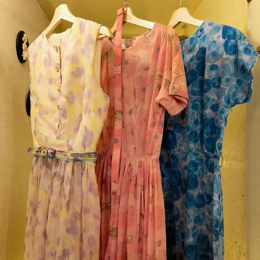 NUTTY Vintage&Collectibleのインスタグラム：「💐WEEKEND NEW ARRIVAL💐 ㅤㅤㅤㅤㅤㅤㅤㅤㅤㅤㅤㅤㅤ ☑︎vintage print dresses ㅤㅤㅤㅤㅤㅤㅤㅤㅤㅤㅤㅤㅤ 夏にぴったりな、水彩画のような色合いのドレスを入荷いたします。 お探しの方も多い、半袖も。💠 ㅤㅤㅤㅤㅤㅤㅤㅤㅤㅤㅤㅤㅤ あいにくのお天気が続きますが、店内アイテム充実させて皆様のご来店をお待ちしております＊ ㅤㅤㅤㅤㅤㅤㅤㅤㅤㅤㅤㅤㅤ ------------------------------------- 🛍NUTTY通販について🛍 ------------------------------------- ◎掲載商品は全て通販可能となっておりますので、詳細はDMにてお気軽にお問い合わせくださいませ。また、ONLINE STOREに随時商品を掲載しております。商品詳細も記載しておりますので、是非ご利用くださいませ。 🔎 http://nutty.theshop.jp/ （ プロフィールページURLよりjump🕊） ㅤㅤㅤㅤㅤㅤㅤㅤㅤㅤㅤㅤㅤ ◎ご自宅でもお買い物をお楽しみいただけるVIDEO CHAT SHOPPING📺テレビ電話をお繋ぎして、リアルタイムでご案内いたします。詳細は過去の投稿をご覧ください。」