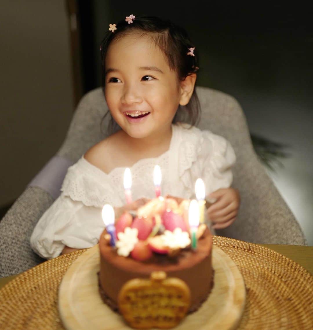 清水わかこさんのインスタグラム写真 - (清水わかこInstagram)「ター滝に行ったあとはみんなで夜ご飯。５歳の誕生日も健康に元気にみんなでお祝いができてよかった😊 私たちの元に産まれてきてくれてありがとう。 ５歳だけど親友みたいなパートナーみたいな存在です❣️ #日夕佳 #娘 #女の子 #お誕生日 #おめでとう #5歳 #娘 #沖縄」7月10日 21時09分 - wakacham_
