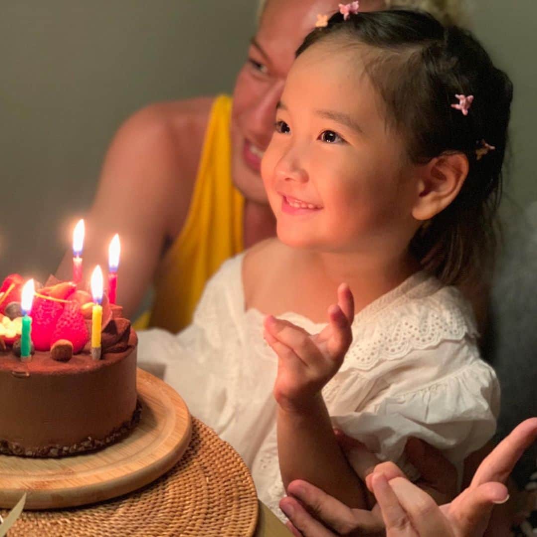 清水わかこさんのインスタグラム写真 - (清水わかこInstagram)「ター滝に行ったあとはみんなで夜ご飯。５歳の誕生日も健康に元気にみんなでお祝いができてよかった😊 私たちの元に産まれてきてくれてありがとう。 ５歳だけど親友みたいなパートナーみたいな存在です❣️ #日夕佳 #娘 #女の子 #お誕生日 #おめでとう #5歳 #娘 #沖縄」7月10日 21時09分 - wakacham_