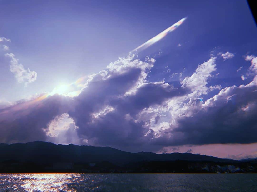 白間美瑠さんのインスタグラム写真 - (白間美瑠Instagram)「この間、撮ったよ📸 綺麗な空！雲から太陽が顔出してるのも、光の筋も綺麗ね☺️」7月10日 21時10分 - shiro36run