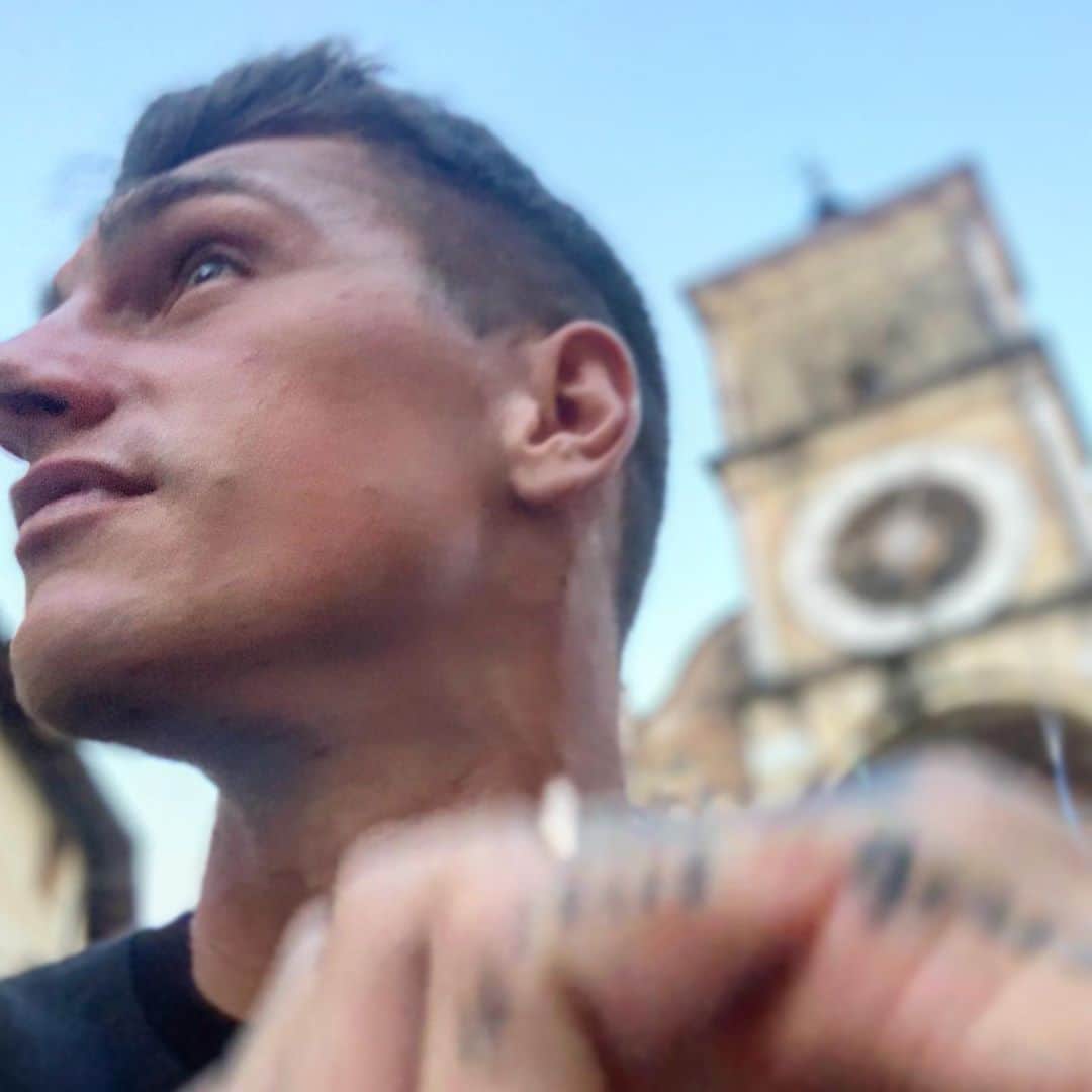 ミケーレ・カンポレーゼのインスタグラム：「🍉 Estate diversa , impegnativa stancante e a tratti pallosa , molto pallosa . Ma pur sempre estate !   Giornate piene di sacrificio ☘️alla ricerca della felicità 😁」