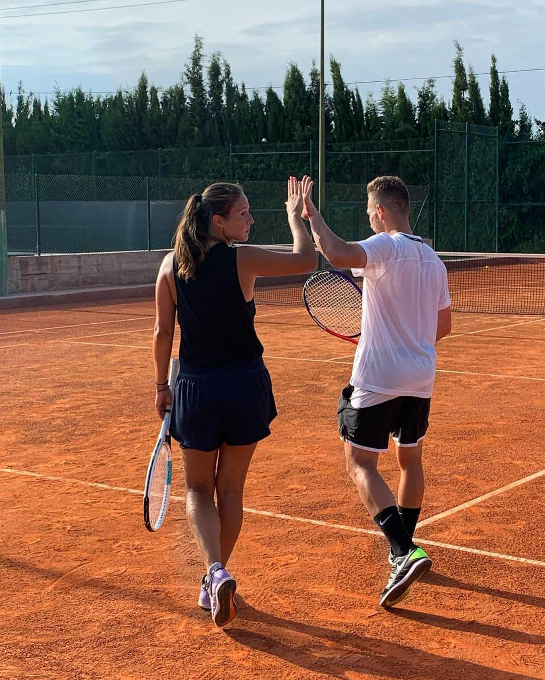 ダリア・カサトキナさんのインスタグラム写真 - (ダリア・カサトキナInstagram)「Found for myself a mixed doubles partner😂🇷🇺🇧🇷⚽️🎾 Football next time💪🏼 P.S How many sprints have I done on last video? #DD #TBT」7月10日 21時21分 - kasatkina