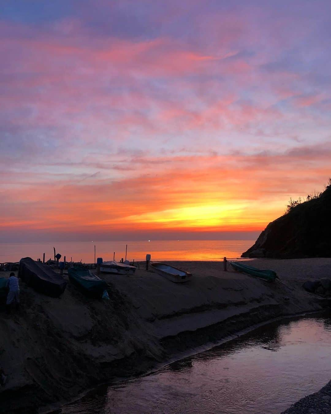 中川友里さんのインスタグラム写真 - (中川友里Instagram)「beautiful sunset 石川県のめちゃ穴場スポット教えてもらった🥺❤️ 人もいないし岩影に沈む夕日もグラデーションの夕焼けも波の音も最高にチルでした。癒されたありがとう😭 #chill #sea #beach #sunset」7月10日 21時22分 - darayunya