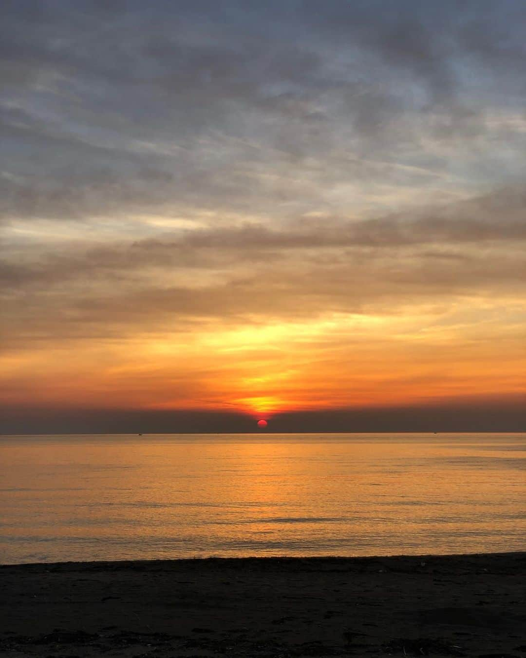 中川友里さんのインスタグラム写真 - (中川友里Instagram)「beautiful sunset 石川県のめちゃ穴場スポット教えてもらった🥺❤️ 人もいないし岩影に沈む夕日もグラデーションの夕焼けも波の音も最高にチルでした。癒されたありがとう😭 #chill #sea #beach #sunset」7月10日 21時22分 - darayunya