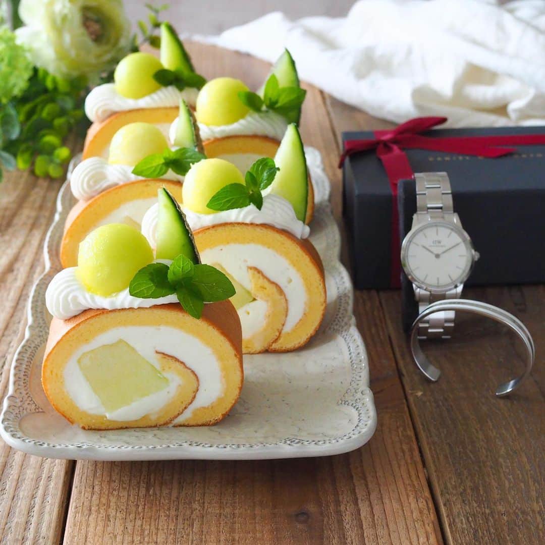 のインスタグラム：「昨日のメロンロールケーキと共に#PR 投稿です。 デコレーション前のロールケーキも2枚目に。表面の艶々感をみたらデコするのやめようかと思いましたが、もうデコ用のメロンを準備していたし、やっぱりちょっと見た目寂しいから乗せちゃいました。 メロンロールケーキ、ジューシーでとっても美味しかったのでまた作ろう💕 . 1枚目と3枚目に一緒に映した素敵な時計はダニエルウェリントン様(@danielwellington )から頂いたICONIC。 ブレスレットはCLASSIC BRACELET SATIN WHITEです。 角度が変わると上品にキラッと光るベルトがお気に入りです。 白いラインが入ったブレスレットも存在感があって好きなデザインです。 . クーポンコード：marimari のご利用で15％OFFになりますので是非ご利用ください😊 （8/ 31まで有効、DW公式直営店舗とWEBショップにて使用可能） . https://www.danielwellington.com/jp ★腕時計とアクセサリーまたはストラップの購入で20%OFF（５月の最新作も対象） ★15%OFFクーポンコードも併用可能です。 . .  #ダニエルウェリントン #DanielWellington  #dwサマー #PR #手作りお菓子#手作りスイーツ #お家カフェ #手作りおやつ #wp_deli_japan #foodstagram#lin_stagrammer#diningram#igersjp #homemadecake#楽天room#楽天roomやってます #楽天roomに載せてます#おうちカフェ#メロンロールケーキ#ロールケーキ#メロンのロールケーキ#メロンケーキ#rollcake」