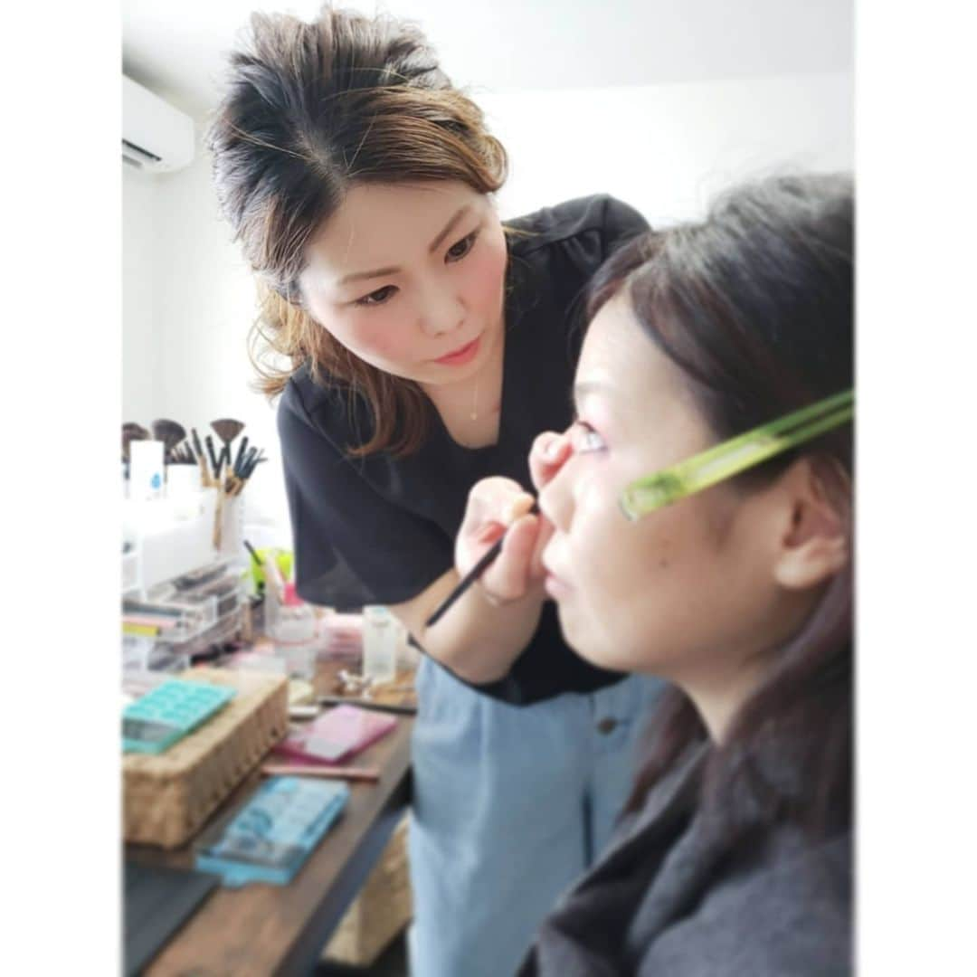 中村まきさんのインスタグラム写真 - (中村まきInstagram)「【職人akkoメイク】メイクって毎日するわりに、使い方、自分に合うメイクなんて教えてもらえない。 のくせして、メイクをしてないとTPO的にどう？ってなったりね。  メイクをした顔って第２の私になること。  一生付き合ってくこの顔なのに、メイクの仕方なんて何一つ教えてもらえなくて、そのうちコンプレックスだけ見つかったり。  でも女ってメイク一つで自信が持てたり、メイク一つで人生変わるんだよ。 ２枚目にあるけど、私のこのだんご鼻がしゅっ！としたやん。  それだけであらー！すごい！って思えるし、メイクしたなら美しいまま居たい。 大切な人、大好きな人には美しい姿見てもらいたいし。  akkoたむいわく、メイクは正しい使い方らしくて。ちゃんと習う機会なんてなかなか無いからほんとにこれチャンスだなあと思う。  明日は私も撮影隊でウロウロしてますよw  ぜひ明日なのでお早めに、ATOMICAもしくはあっこたむまでお問い合わせしてみてね。  正しいメイクで、自分に自信もちましょ❤️ ． ． ・ATOMica→ @atomica_coworking_in_miyazaki ・あっこたむ→ @lip.akko.24  ． ．  ． #メイク#ヘアメイク#宮崎#宮崎市#オンライン#オンラインメイク#メイク術#美人#抜け感#大人女子#思い出#変身メイク#変身#宮崎ヘアメイク#宮崎ヘアアレンジ#美人力#アラフォー#アラサー#こなれ感#自分磨き#30代 #40代#メイクアップアーティスト#似合わせメイク#自信がない#起業女子と繋がりたい#メイク崩れ#宮崎講座#メイク講座#ワーキングスペース」7月10日 21時18分 - buchimaki_1121