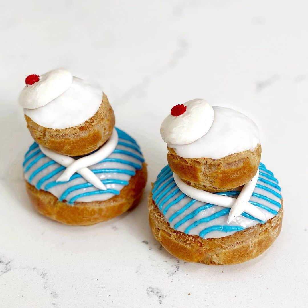 DOMINIQUE ANSEL BAKERYさんのインスタグラム写真 - (DOMINIQUE ANSEL BAKERYInstagram)「Getting ready for Bastille Day with our Frenchie Religieuse, a double decker cream puff filled with Nutella pastry cream and topped with a little marshmallow beret. Here in Soho today through Bastille Day, July 14th. 🇫🇷」7月10日 21時19分 - dominiqueansel