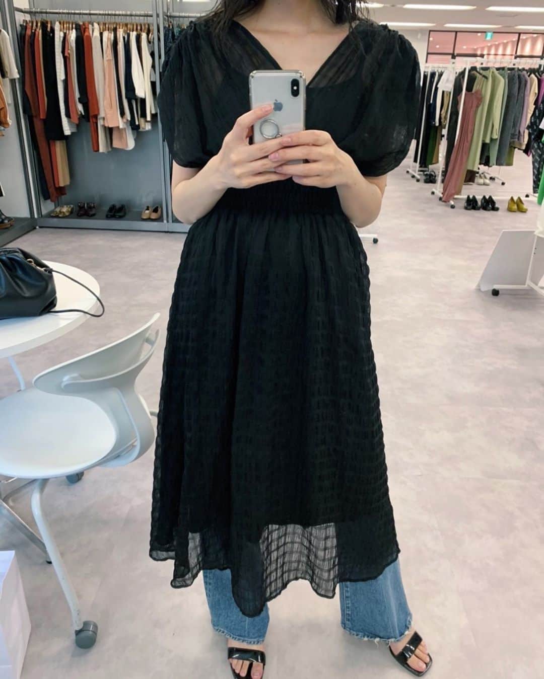 Shiho Sasakiのインスタグラム：「たまにはこういう女性らしいデザインも💎 涼しげなシアーサッカー素材が可愛いワンピース👗 1枚だとドレッシーな印象だから、フレアジーンズをレイヤードしたよ👖 このコーデで今月の @sweet_editors のスナップに載せて頂いたので ぜひチェックしてみて下さい✨ アイテムのリンクはストーリーにURL貼りました📍 #MOUSSY#MOUSSYSNAP#sweet」