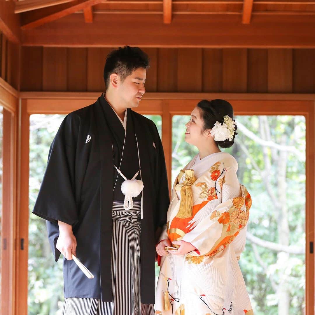 家族挙式さんのインスタグラム写真 - (家族挙式Instagram)「.﻿ 和装ウェディングフォト📸﻿ お気に入りのフォトスポットで﻿ 絵になるおふたり♡﻿ 日本ならではの古き良き日本庭園で﻿ 緑に心踊る鮮やかな色打掛が﻿ とってもよく映えますね♡素敵！﻿ ﻿ -------------------﻿ 【2020年7月末まで！】﻿ ﻿ \年内実施の会食•披露宴プランお申し込みで/﻿ ✳︎挙式スナップ写真 60カットプレゼント✳︎﻿ ﻿ ▽詳しくはTOPのリンクから❁﻿ >>> @kazoku_wedding﻿ -----------------------﻿ .﻿ ❁テレビCM放映中 ▹▸ ”家族挙式ベスト”なら﻿ 【挙式・衣裳・美容・写真】が含まれたプランが99,000円〜叶います＊﻿ ▽予約はTOPのリンクから❁﻿ >>> @kazoku_wedding﻿ -------------------﻿ #家族挙式 #ベストアニバーサリー﻿ #家族 #Family #家族婚﻿ #bestanniversary #少人数婚﻿ #ウェディング #結婚式準備﻿ #結婚式 #フォトウェディング﻿ #プレ花嫁 #卒花﻿ #日本中のプレ花嫁さんと繋がりたい﻿ #花嫁 #卒花嫁 #国内挙式﻿ #weddingdress #ウェディングドレス﻿ #プラコレ #Dressy花嫁﻿ #2020秋婚 #2021春婚﻿ #2021夏婚 #2020冬婚﻿ #前撮り﻿ #ウェディングフォト﻿ #和婚﻿ #和装﻿ #日本庭園﻿」7月10日 21時24分 - kazoku_wedding